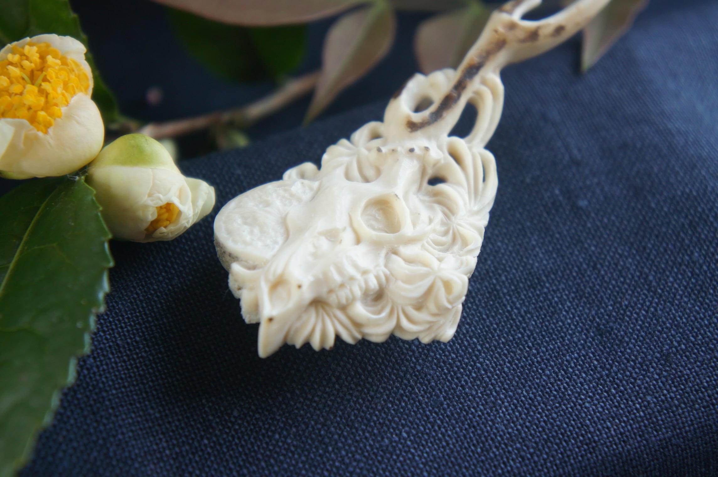 鹿角彫刻の帯留め「月齢」鹿頭骨と彼岸花 | deer bone 