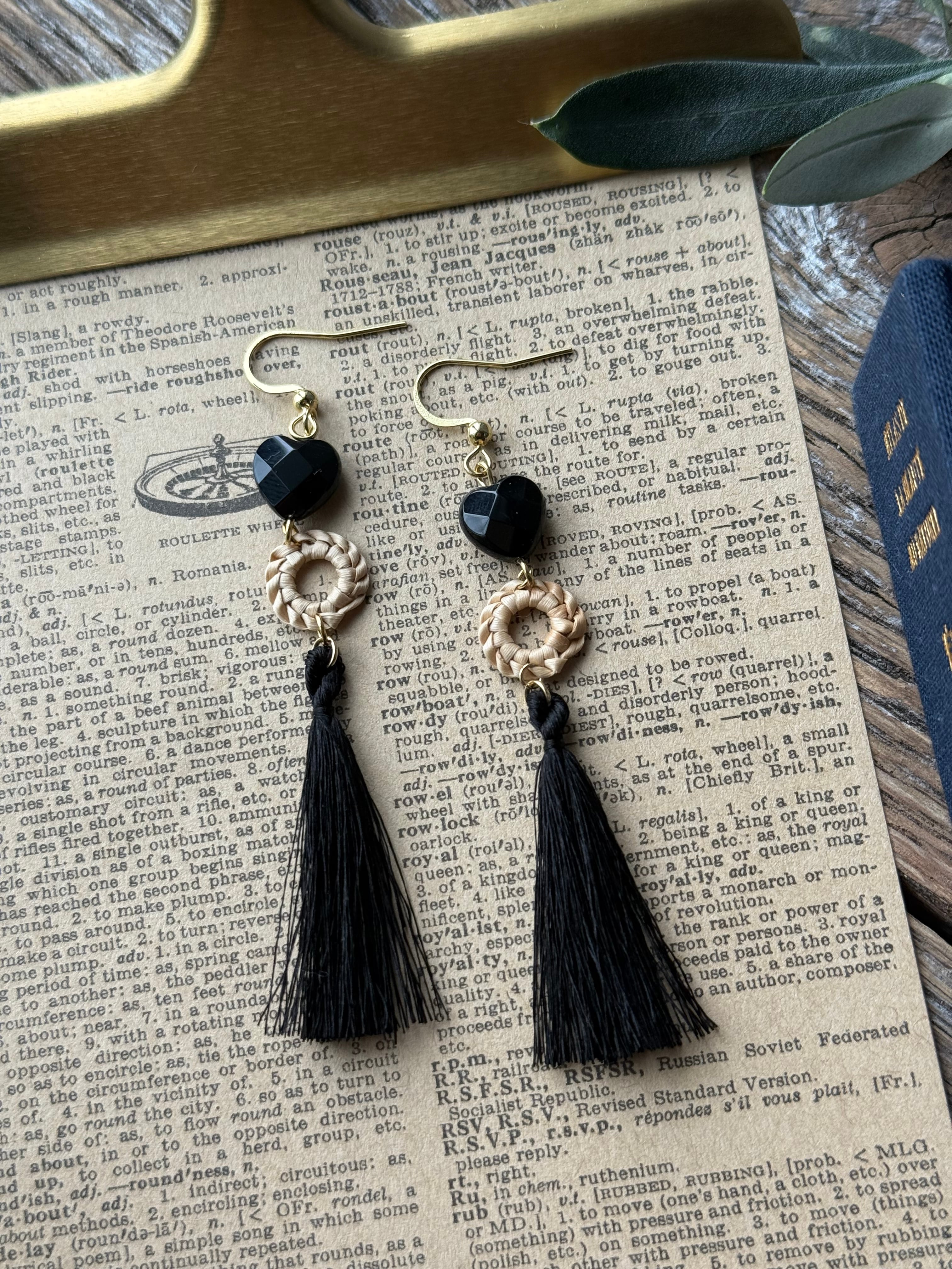 泥黒タッセルピアス – Kumejima Tsumugi × Getto × Black Onyx | AOIFARM