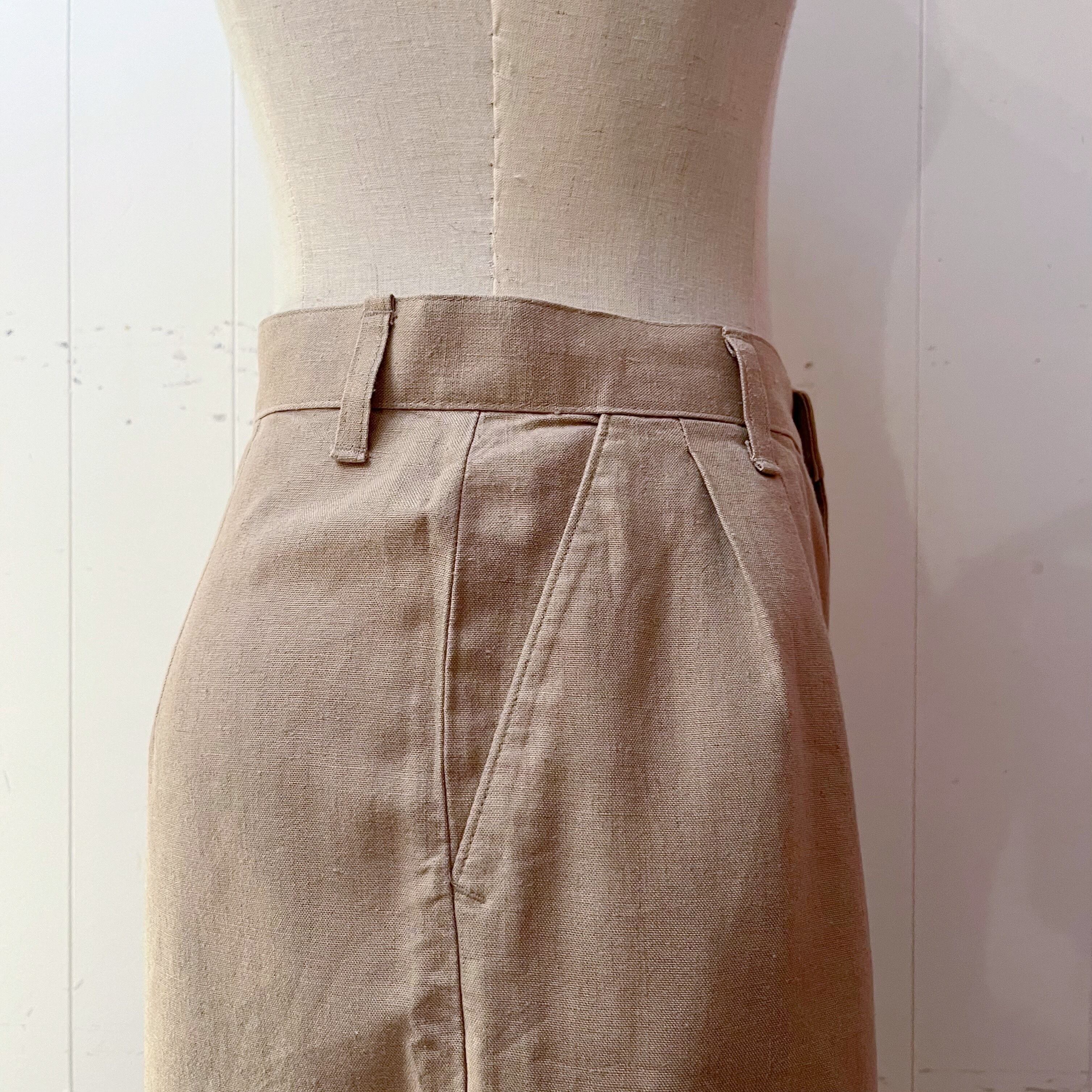 linen beige tuck half pants