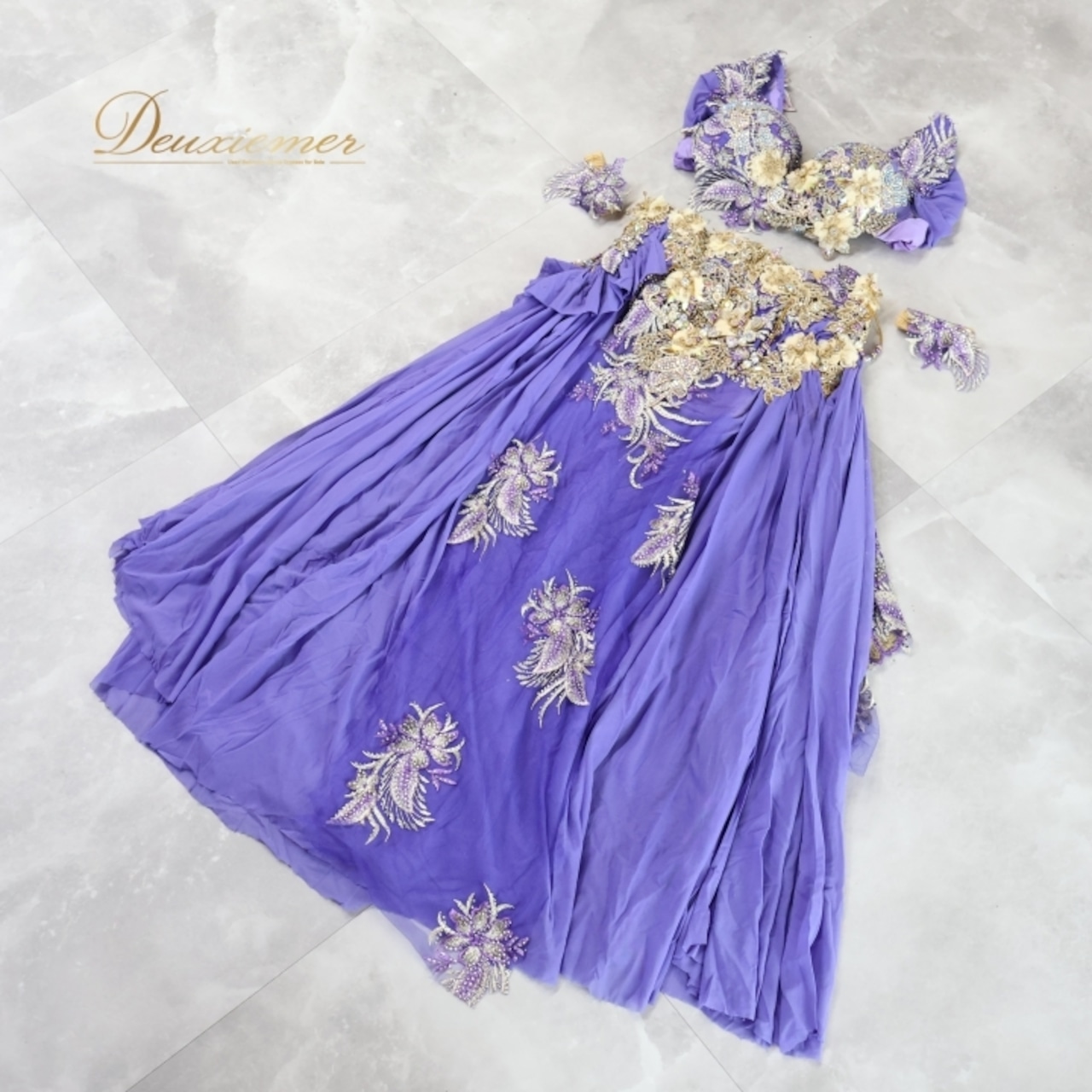 ベリーダンス オリエンタル 衣装 上下セット パープル系 クイーン Queen トップス スカート アーム アーム飾り 紫 鮮やか ラインストーン 花 上品 スリット 豪華 装飾 かわいい ダンス衣装 ステージ イベント インナーパンツ