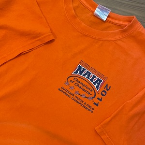 【GILDAN】北米 カレッジ スポーツ NAIA イベント スタッフTシャツ ワンポイント バックロゴ XL us古着