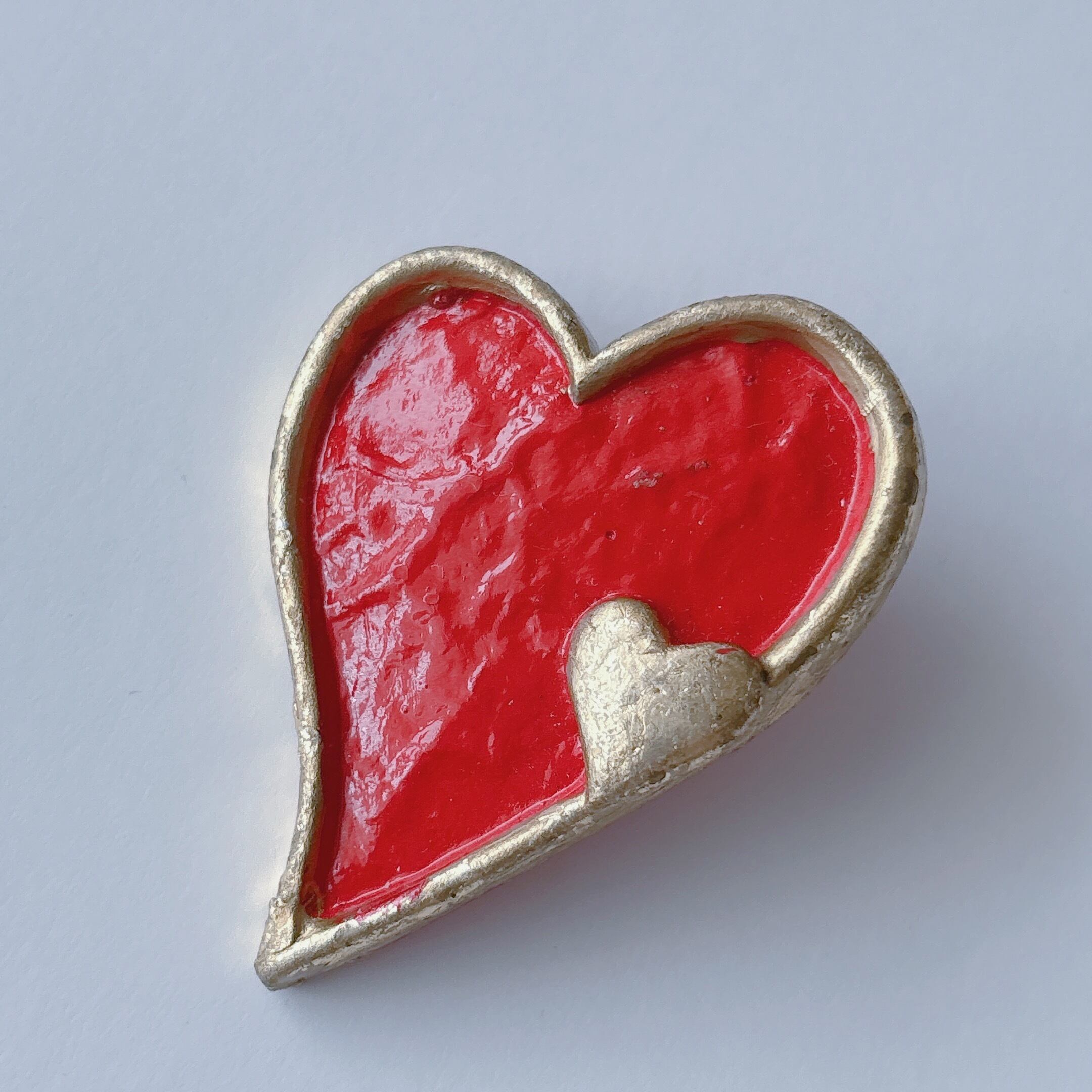 Vintage 80s gold tone red wood double heart brooch pin