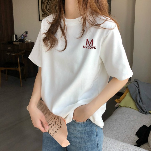 トップス Tシャツ カットソー プルオーバー 白トップス ミディアム丈 袖あり 半袖 ラウンドネック 襟なし ワイド 刺繍 ワンポイントロゴ かわいい 大人可愛い シンプル カジュアル 大人 上品 お洒落 大人女子 こなれ感 ラフ ガーリー 主役級 抜け感 無地 ロゴ入り 春 夏 秋 20代 30代 40代 ママ 学生 通学 デート お出かけ 女子会 休日 旅行 着回し 普段使い 重ね着 コーデ 楽ちん 定番 トレンド 流行 インスタ映え S M L XL 2XL 3XL 大きいサイズ ホワイト