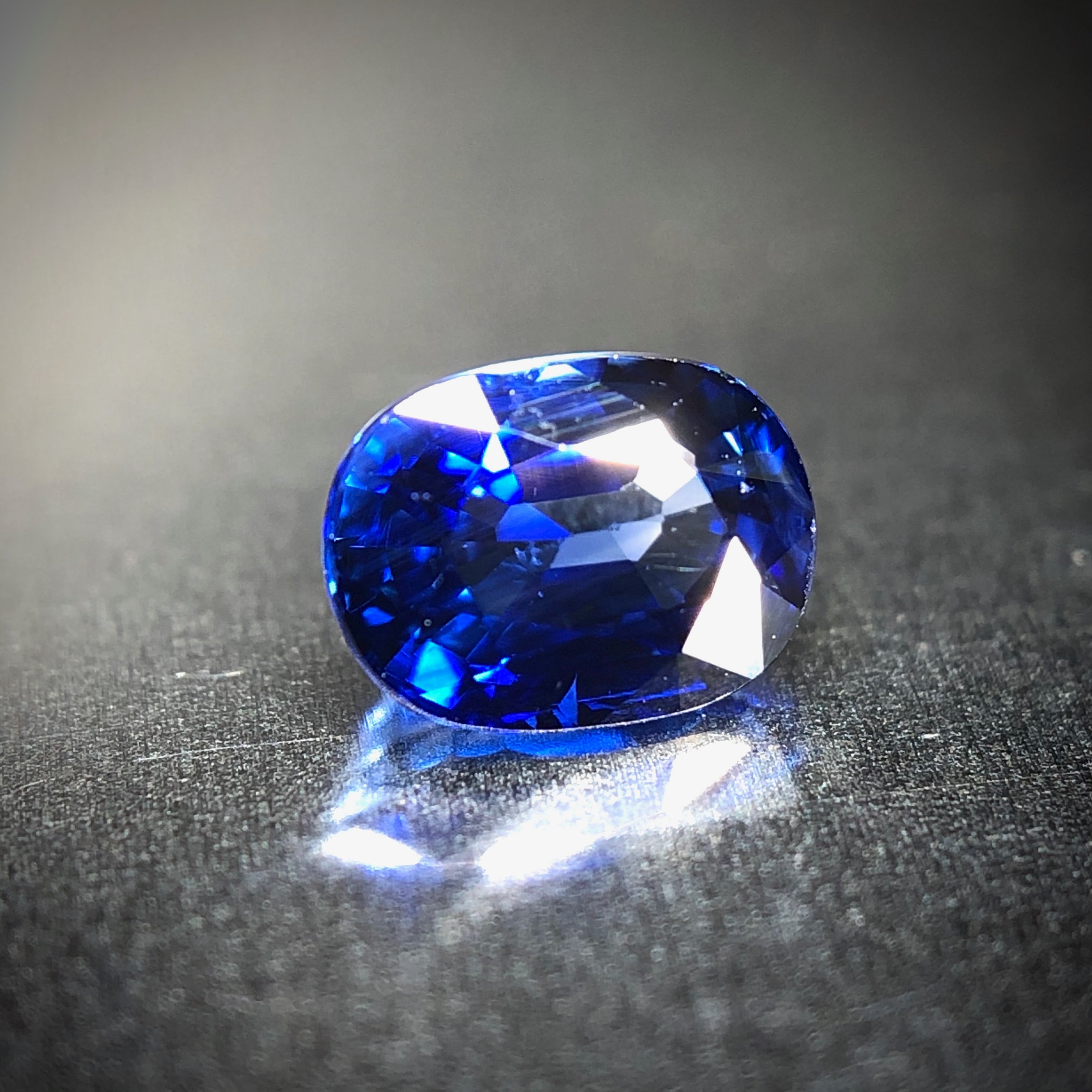 高貴なロイヤルブルーの輝き 0.49ct 天然 ブルーサファイア