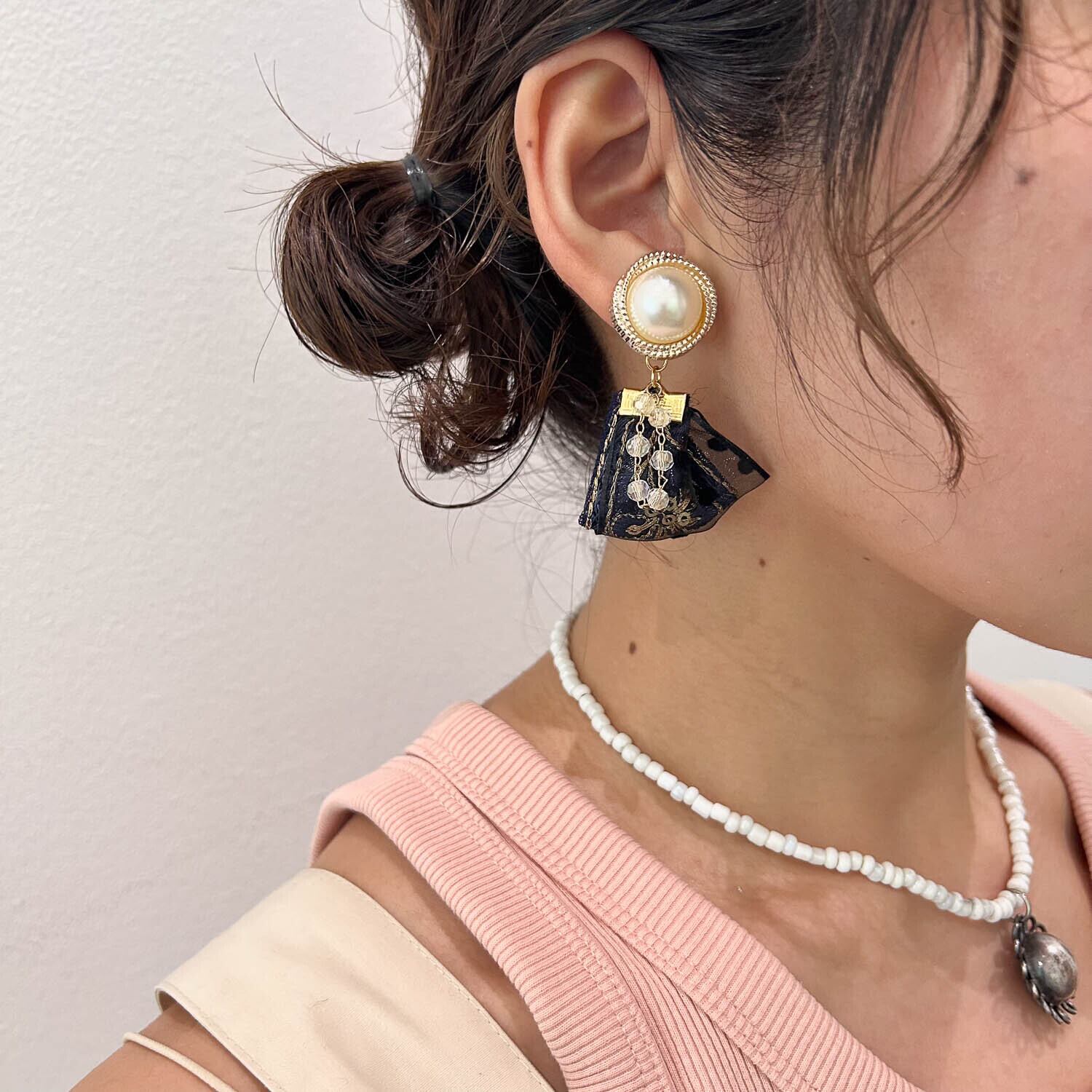 パールカボションと2種のリボン藍色ミニタッセル〈ピアス/イヤリング