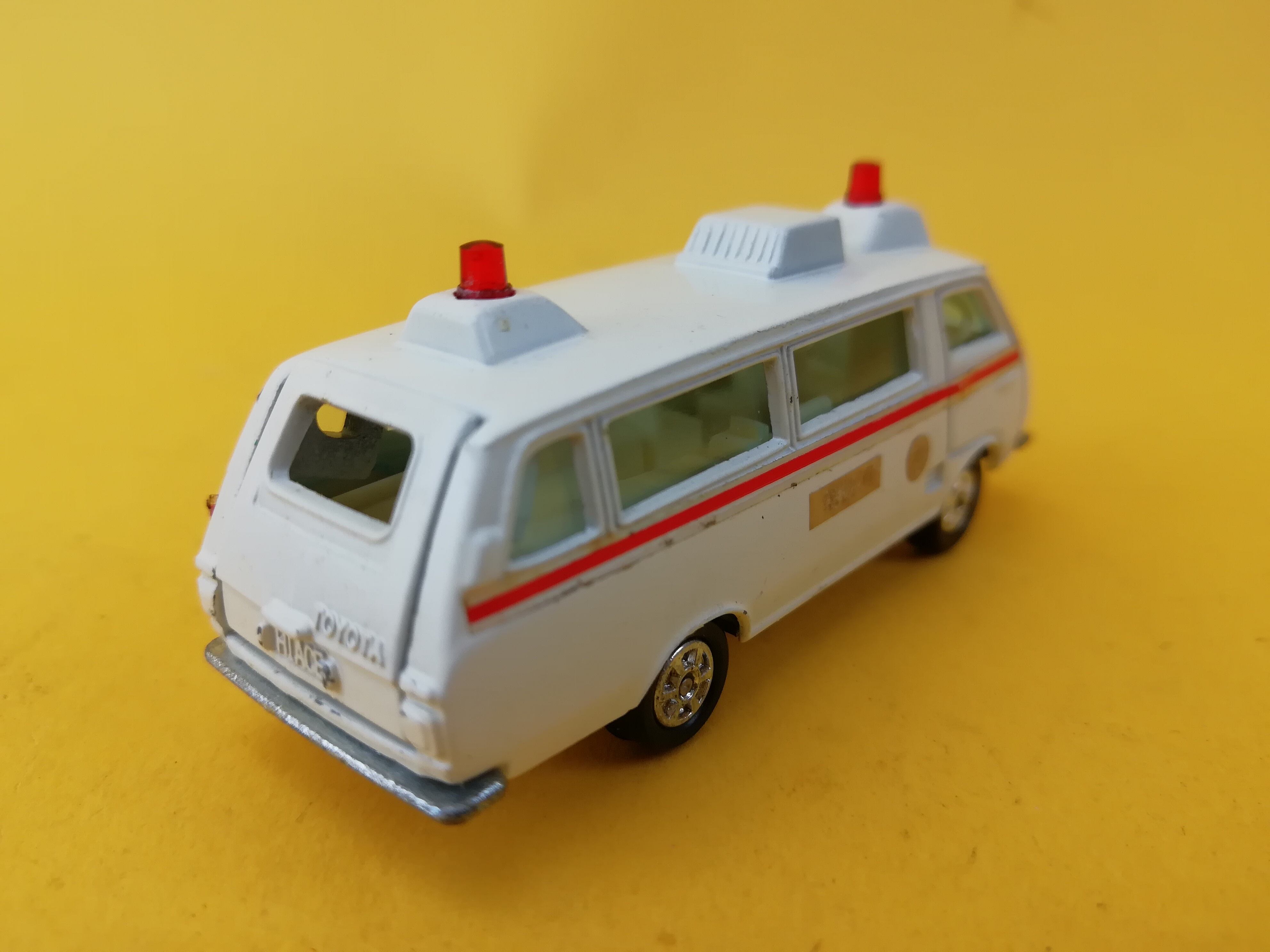 トミカ 57 ハイエース コミューター救急車 日本製 【64561968