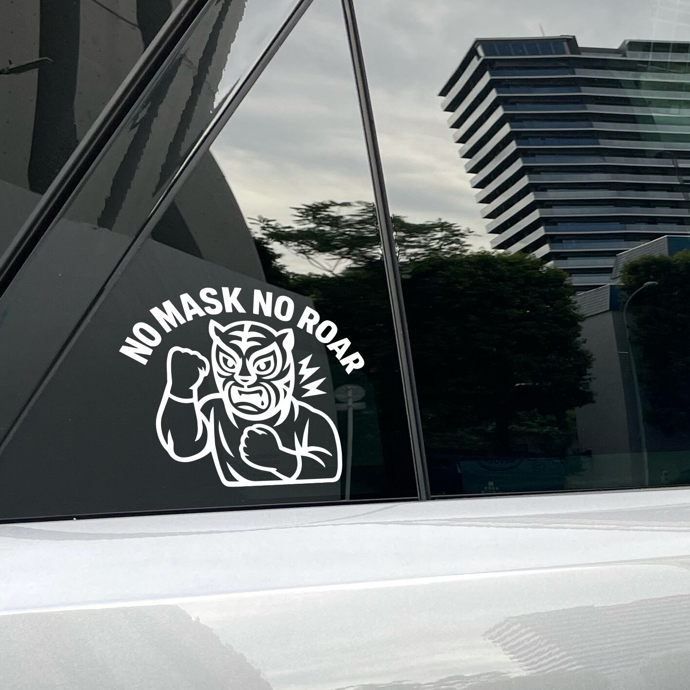 バイク ステッカー 防水 NO MASK NO ROAR マスクマン 転写デカール（白
