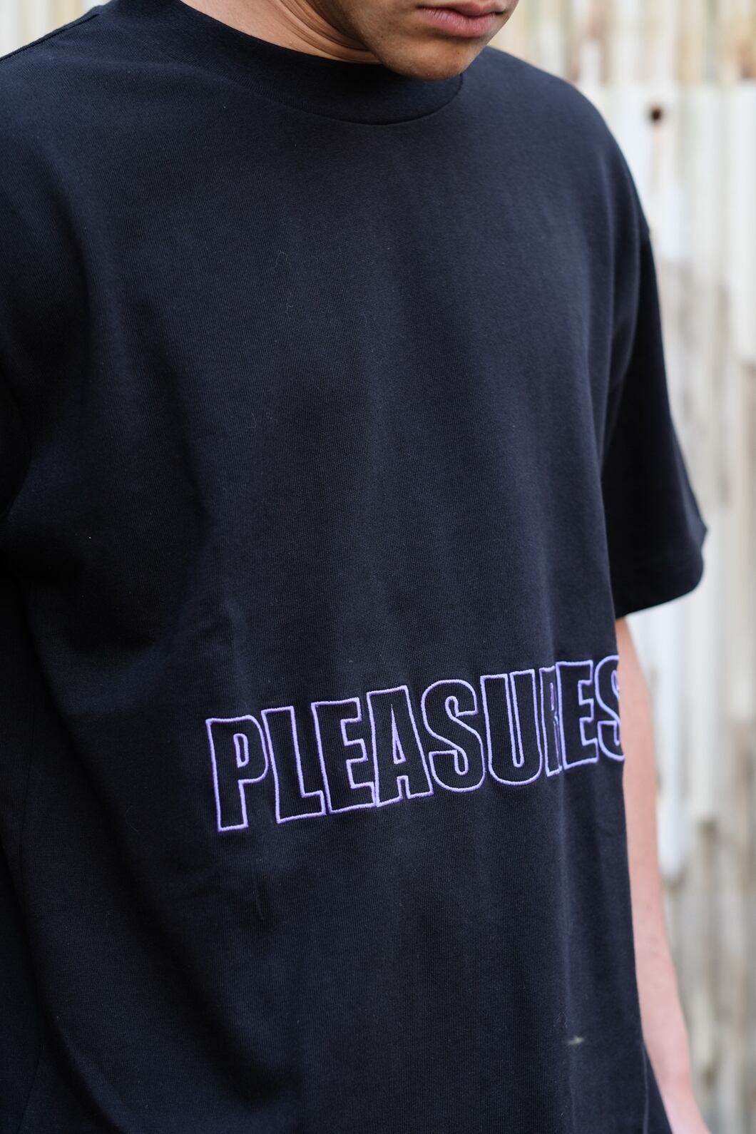 pleasures Tシャツ