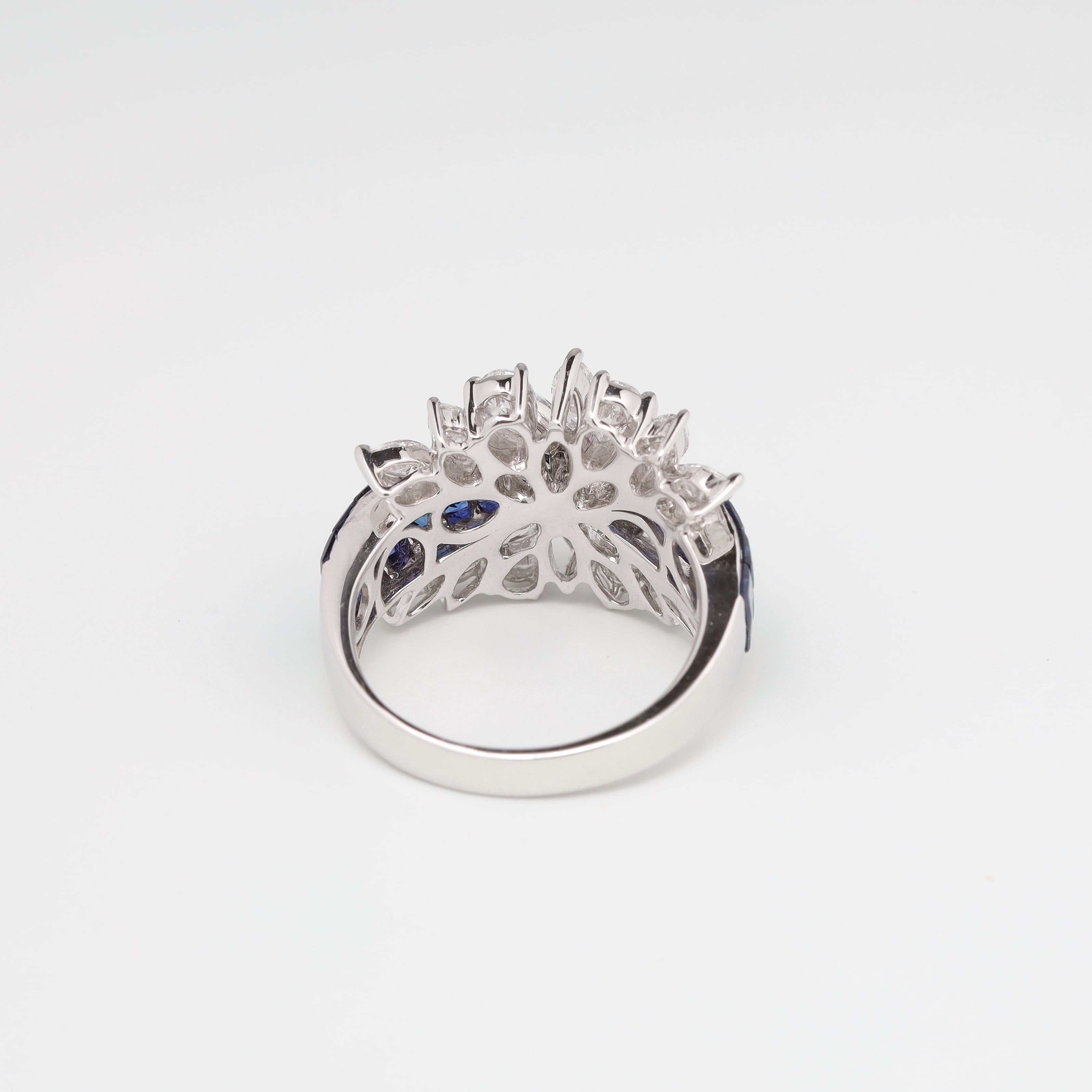 ミステリーセッティング サファイア リング K18(WG) / 2.850ct / DA