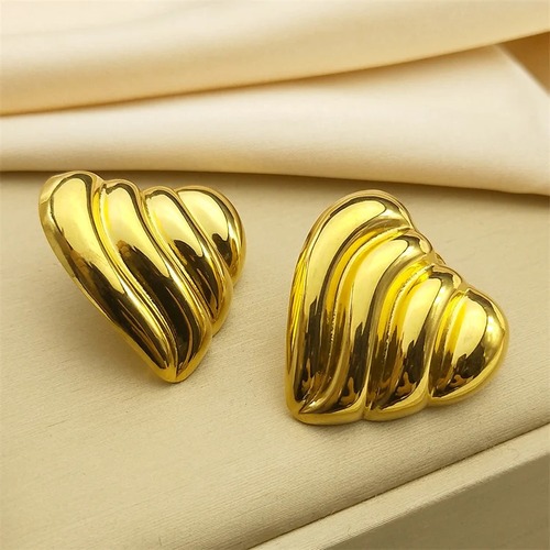 ピアス  ステンレス ゴールド ハート 揺れる LOVE 羽根 レディース ファッション プレート スタッド テクスチャ 分厚い ウィング
