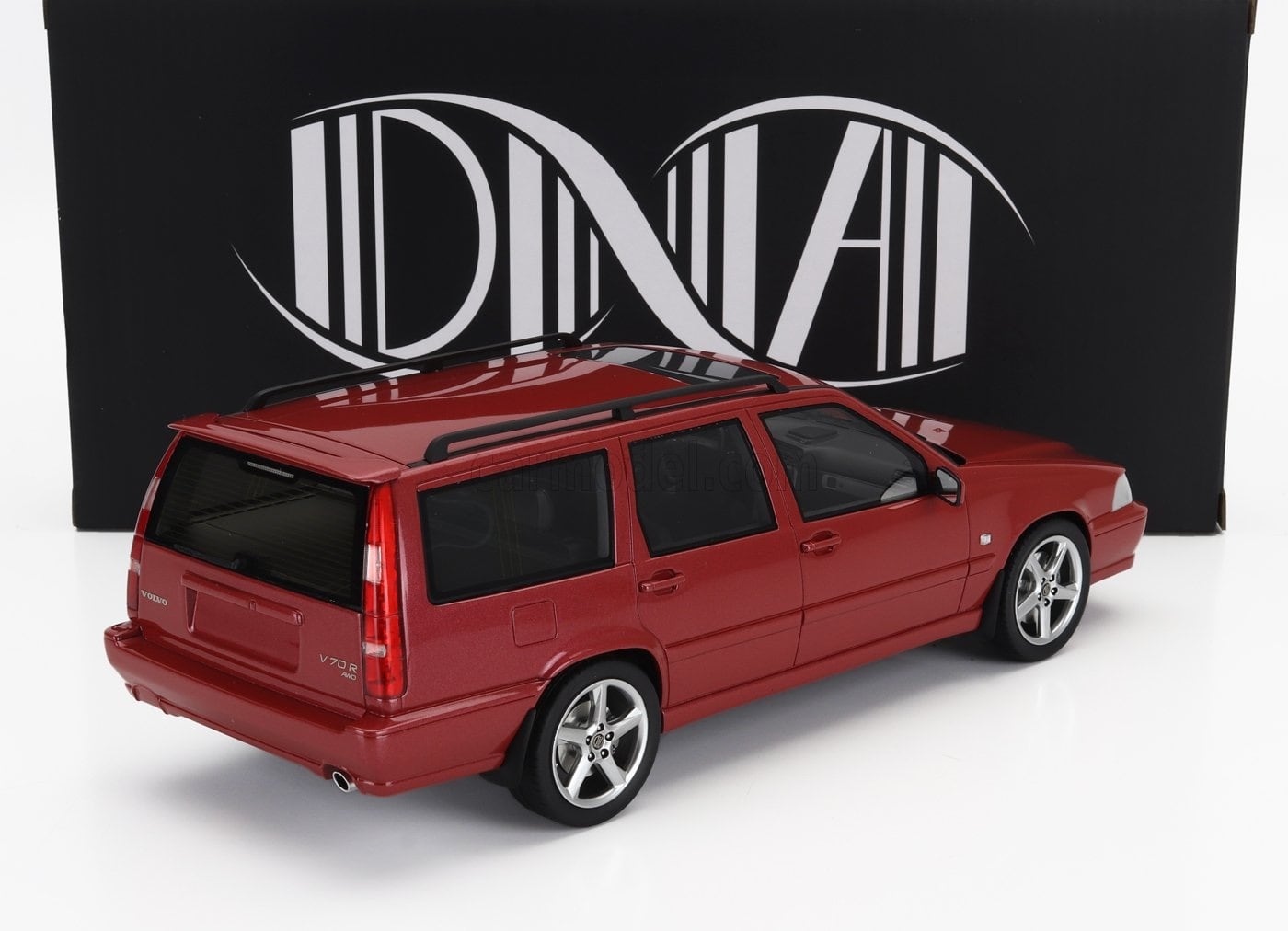 ミニカー 1/18 ボルボ V70 SW DNA COLLECTIBLES 1/18 VOLVO V70 SW