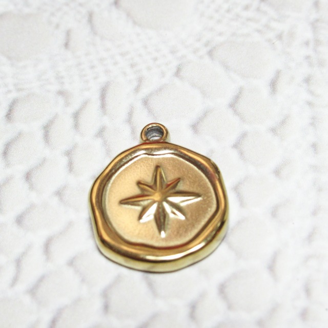 ステンレススチール  クローバーレリーフ ペンダント ゴールド