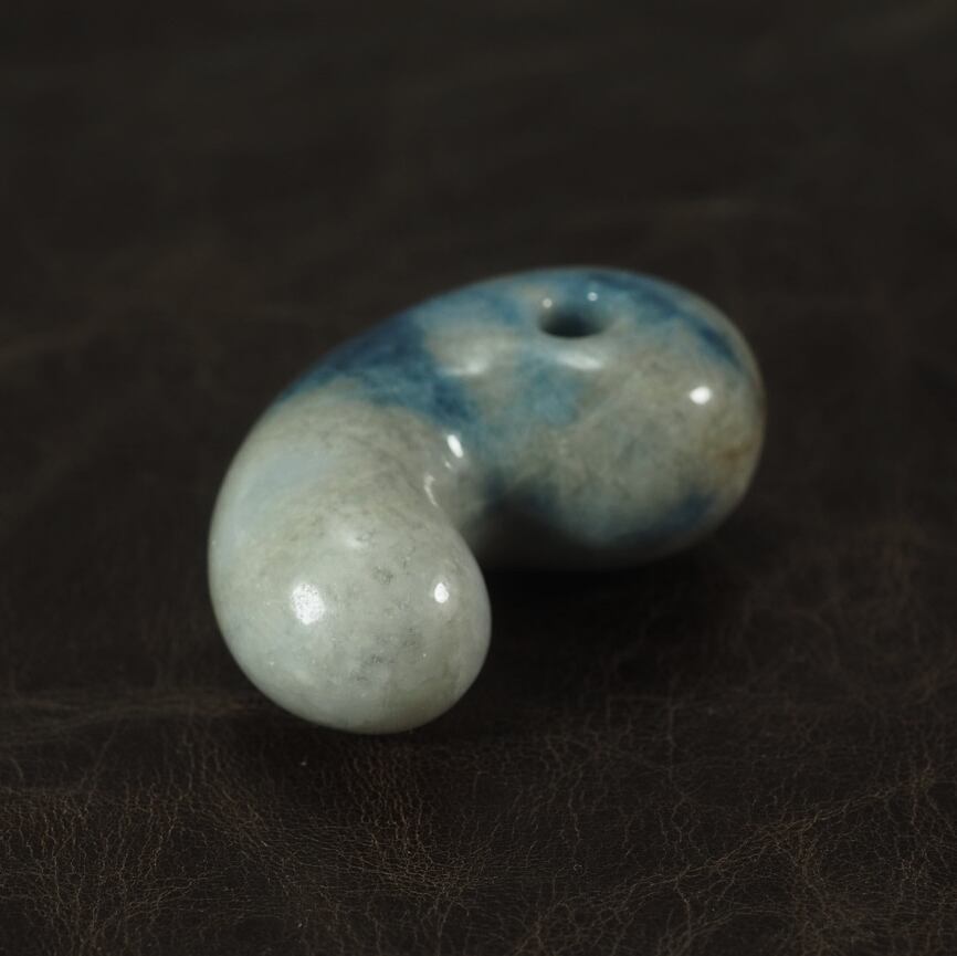 糸魚川翡翠 コン沢 青翡翠 大きめの勾玉 27.3g Itoigawa Blue Jadeite