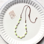 マスカットグリーンと、ふんわり白のヴィンテージビーズ アンティークstyle ショートネックレス