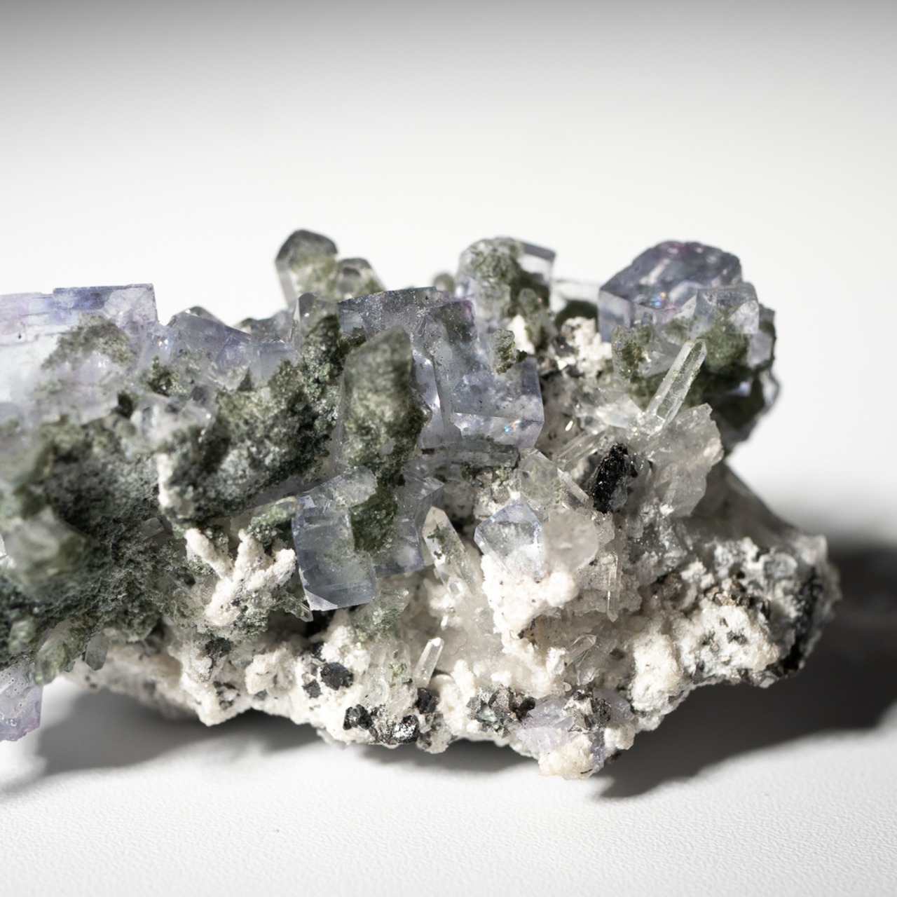 ヤオガンシャン産 フローライト 共生 / 原石 標本【B_5】