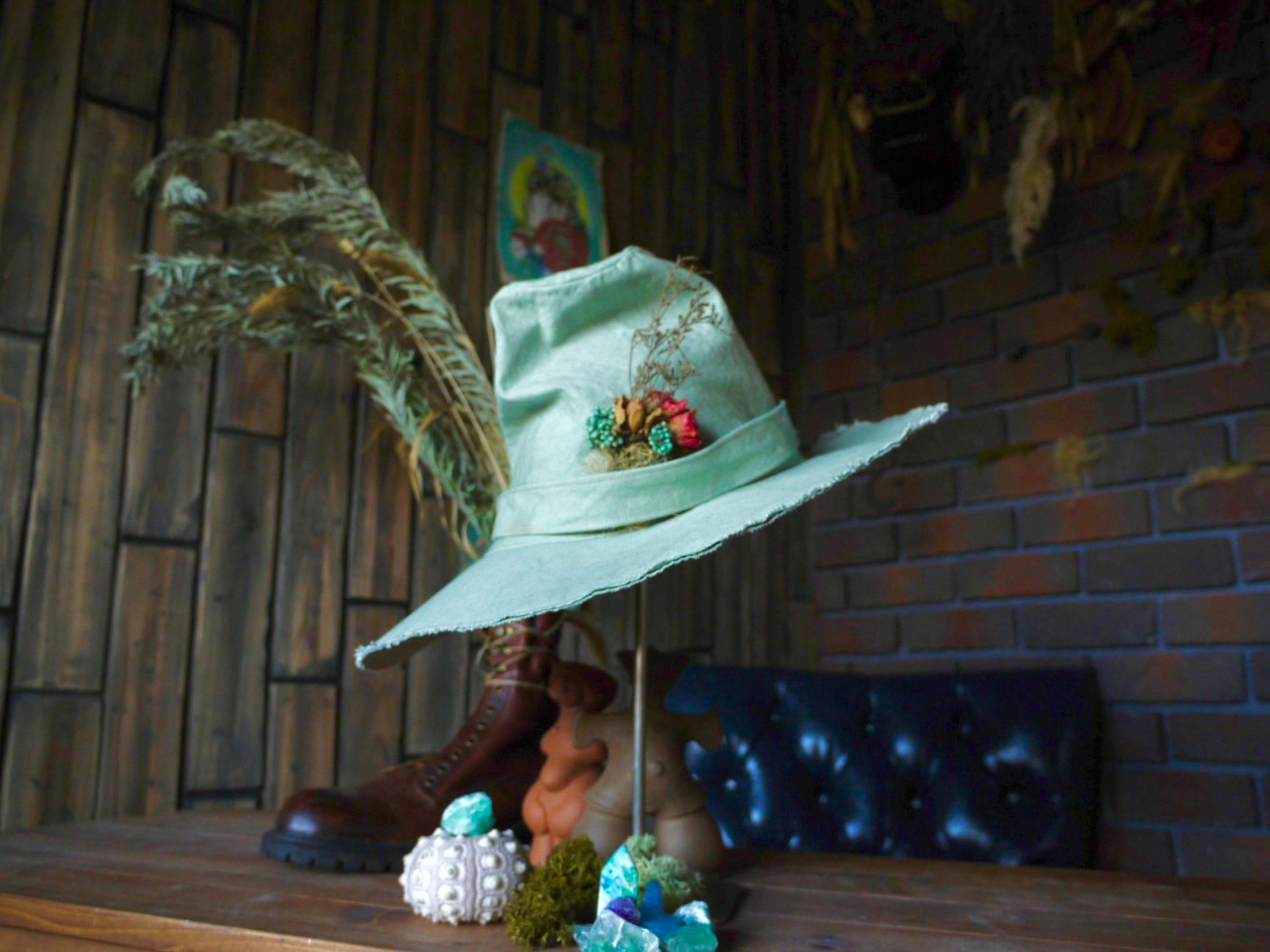 アノンハット　ダークグリーン 帽子 花飾り付き アノンハット ダークグリーン 帽子 花飾り付き 旅人の帽子 (花