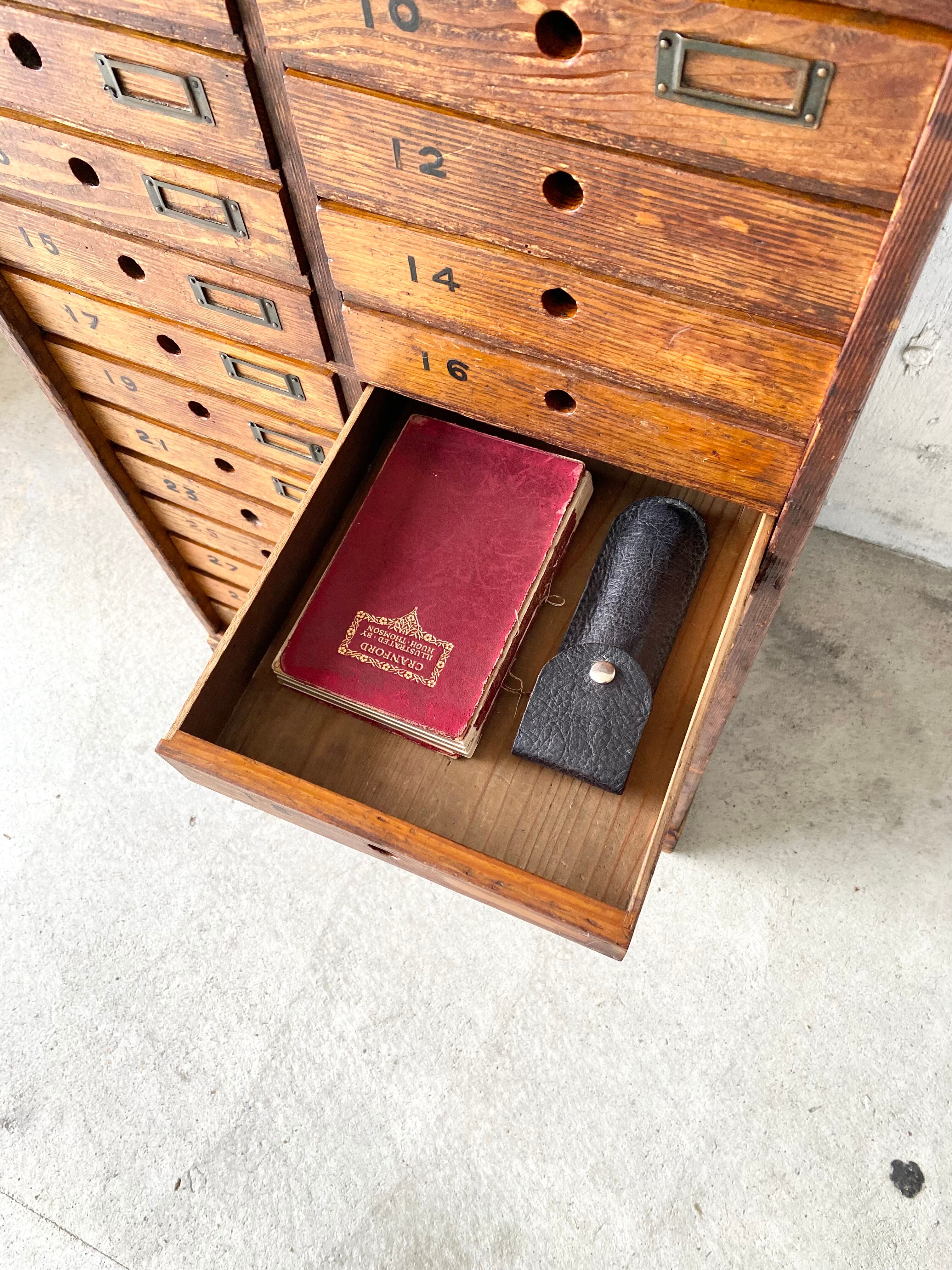 存在感のある32杯の収納棚[古家具] | giraffes craft