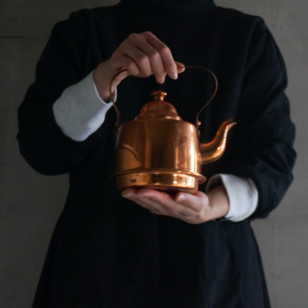 銅のとても古い小ぶりの薬缶、急須、水差しです 銅のとても古い小ぶりの薬缶、急須、水差しです