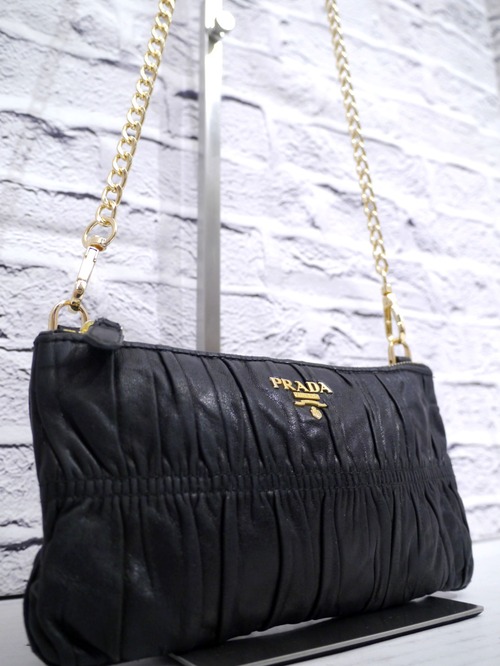 美品◆PRADA プラダ NAPPA ナッパ レザー クロスボディ チェーンストラップ ショルダー バッグ ポーチ 黒x金◆ ギャザーが可愛いレアモデル