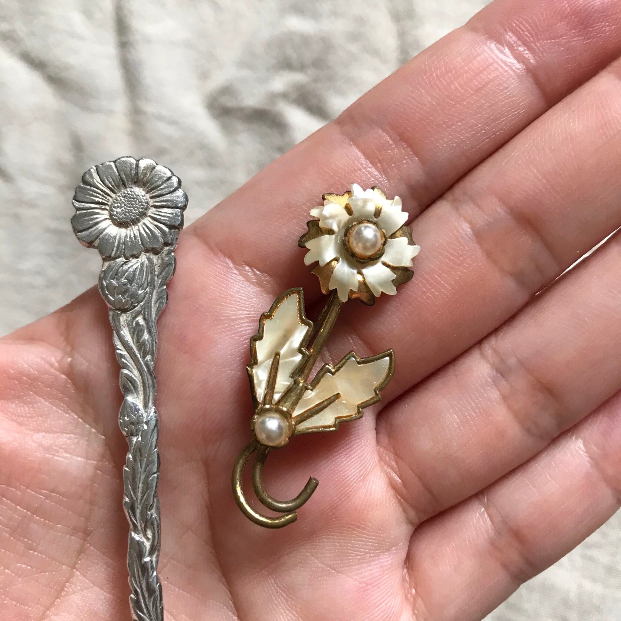 花のブローチとスプーン