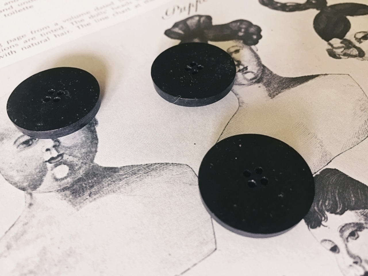 フランス 1900s 幾何学の黒花とgalalithe製ボタンセットa アンティーク