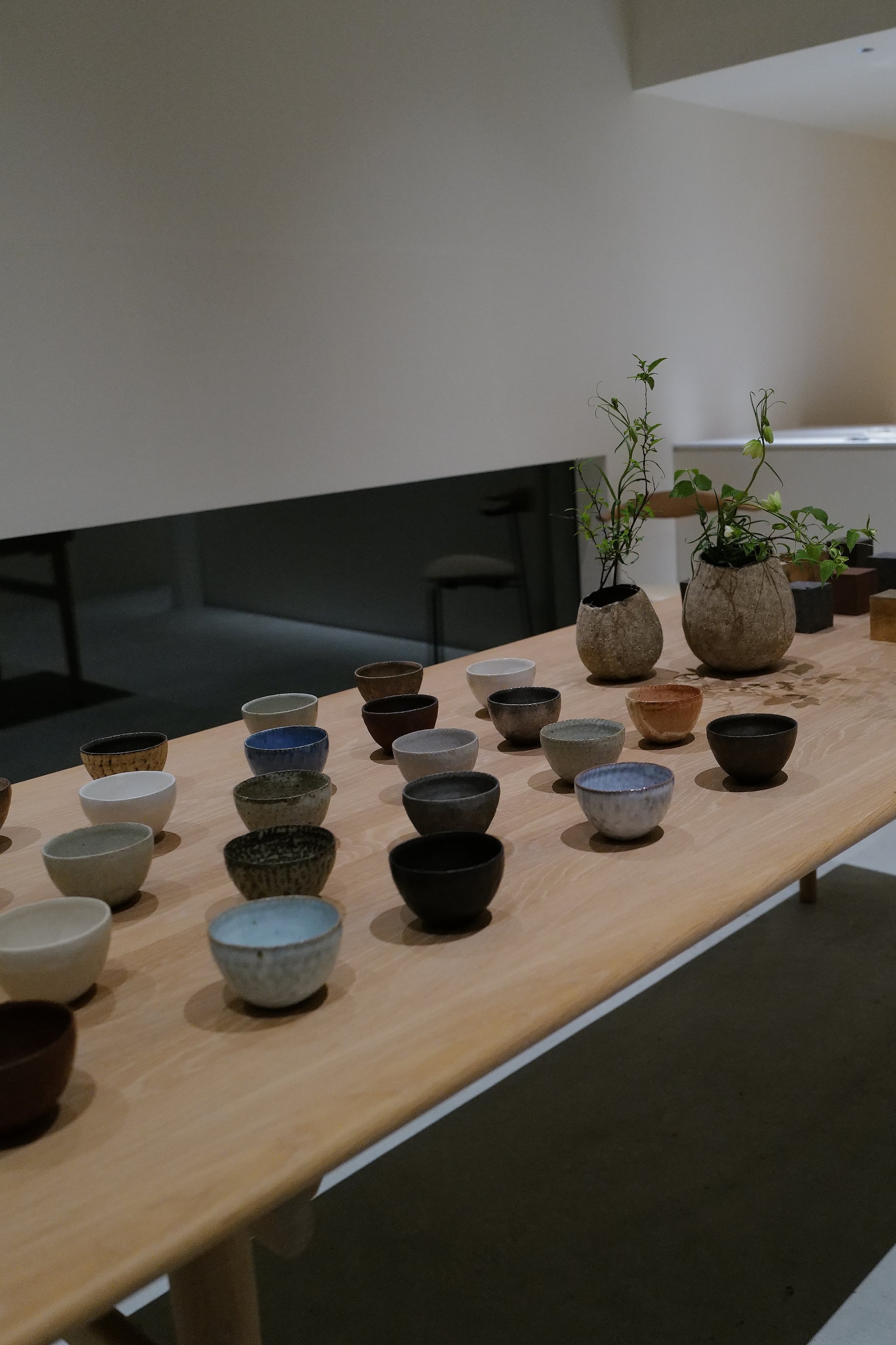 村上 躍 82. 白灰化粧花器 | 陶屋なづな