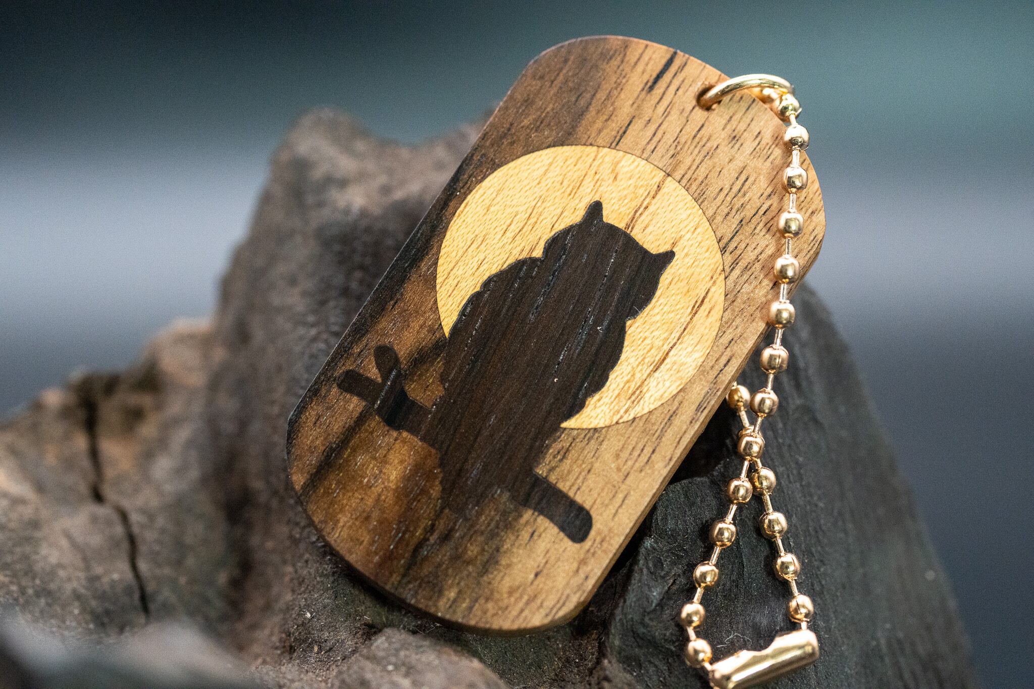 【魅惑の黒い紋様】 黒柿 ドッグタグ 象嵌 夜とミミズク