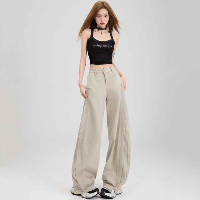 ハイウエストの広脚の曲がった曲線のジーパンの女性　春夏のアメリカスタイル　ハイウェスト　ゆったりしていて痩せています。