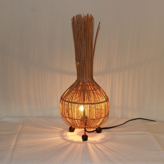 光を包む玉ねぎ型の籐スタンドランプ
