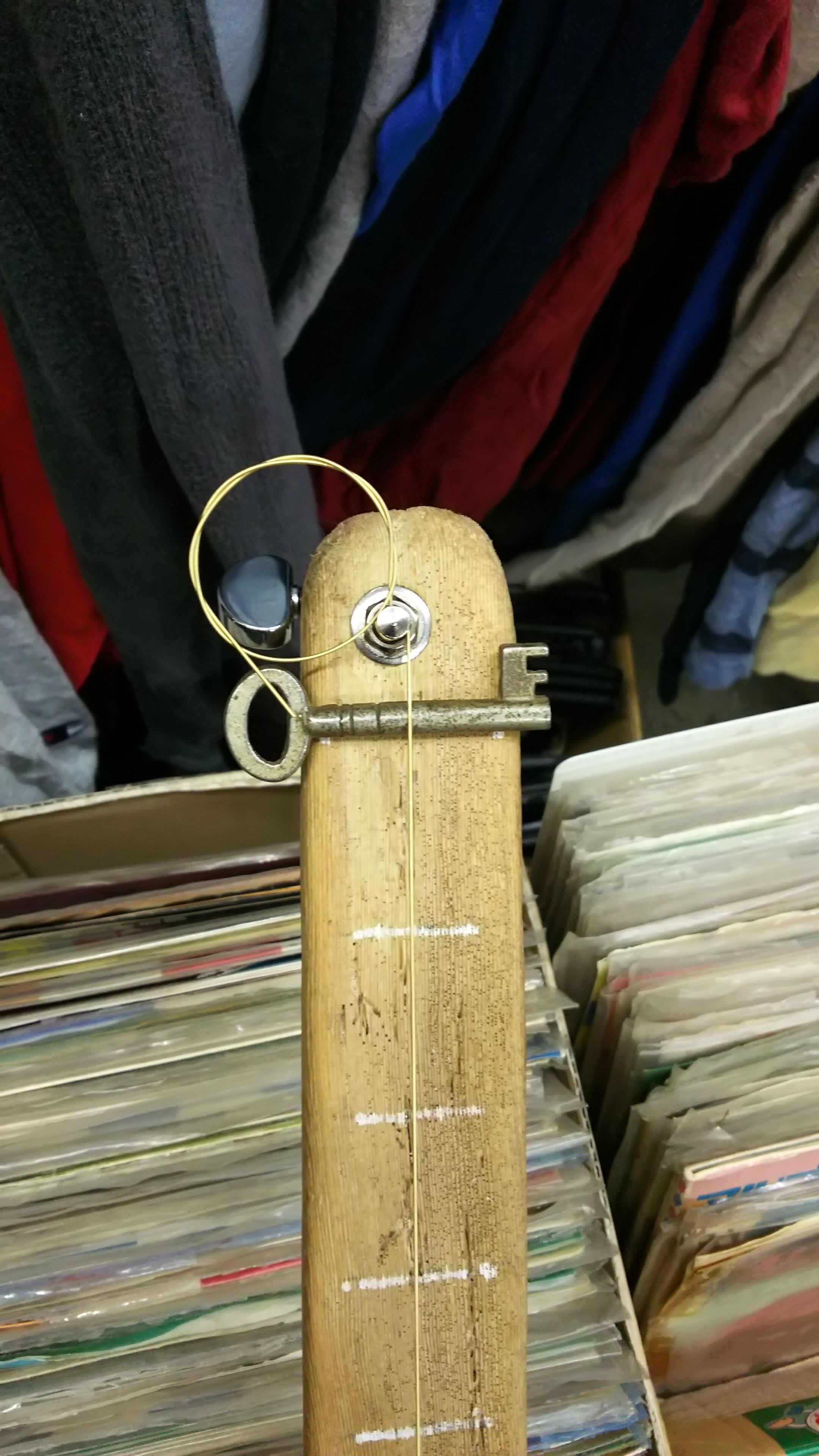 流木と紅茶箱のDiddleyBow。