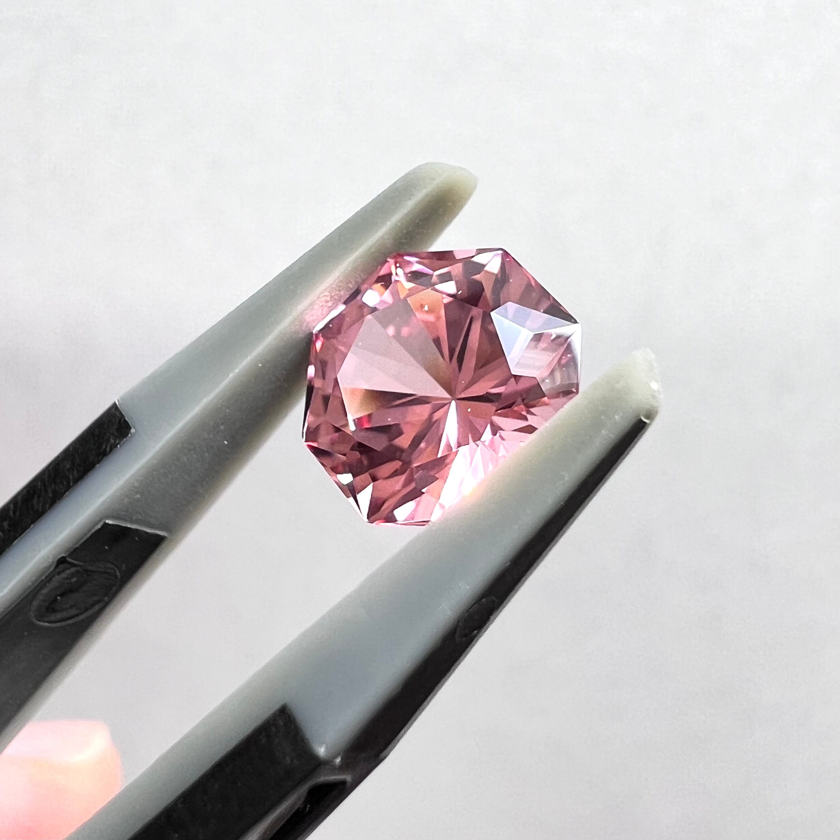 再結晶ピンクサファイア ほんのりパパラチア 特殊オクタゴンカット ルース 春色