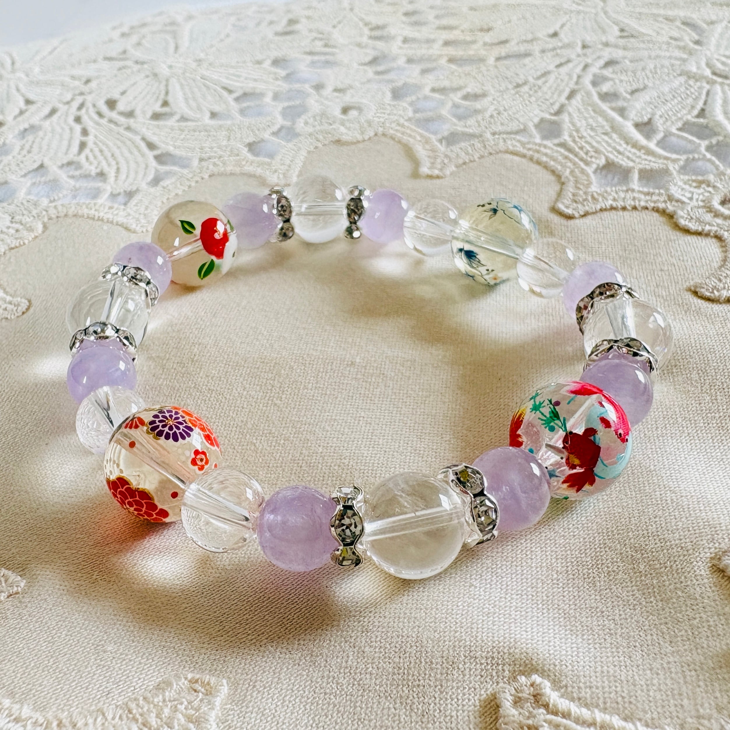 金魚と和花の水晶×ラベンダーアメジストのブレスレット｜涼やかな透明