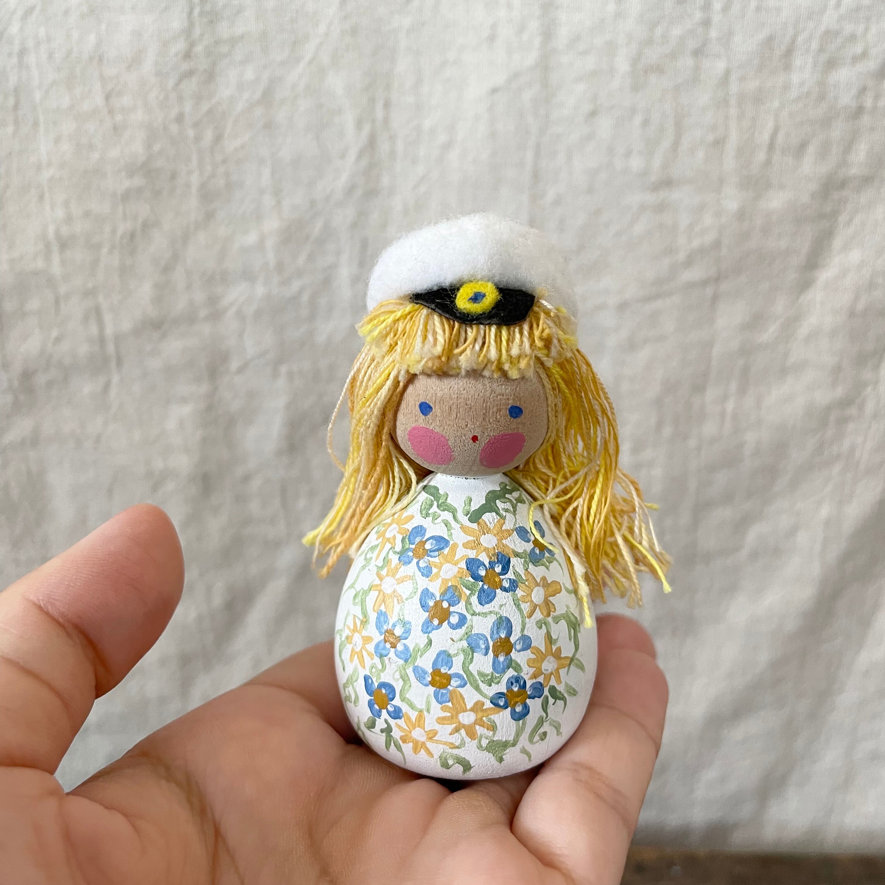 花模様の服の女の子