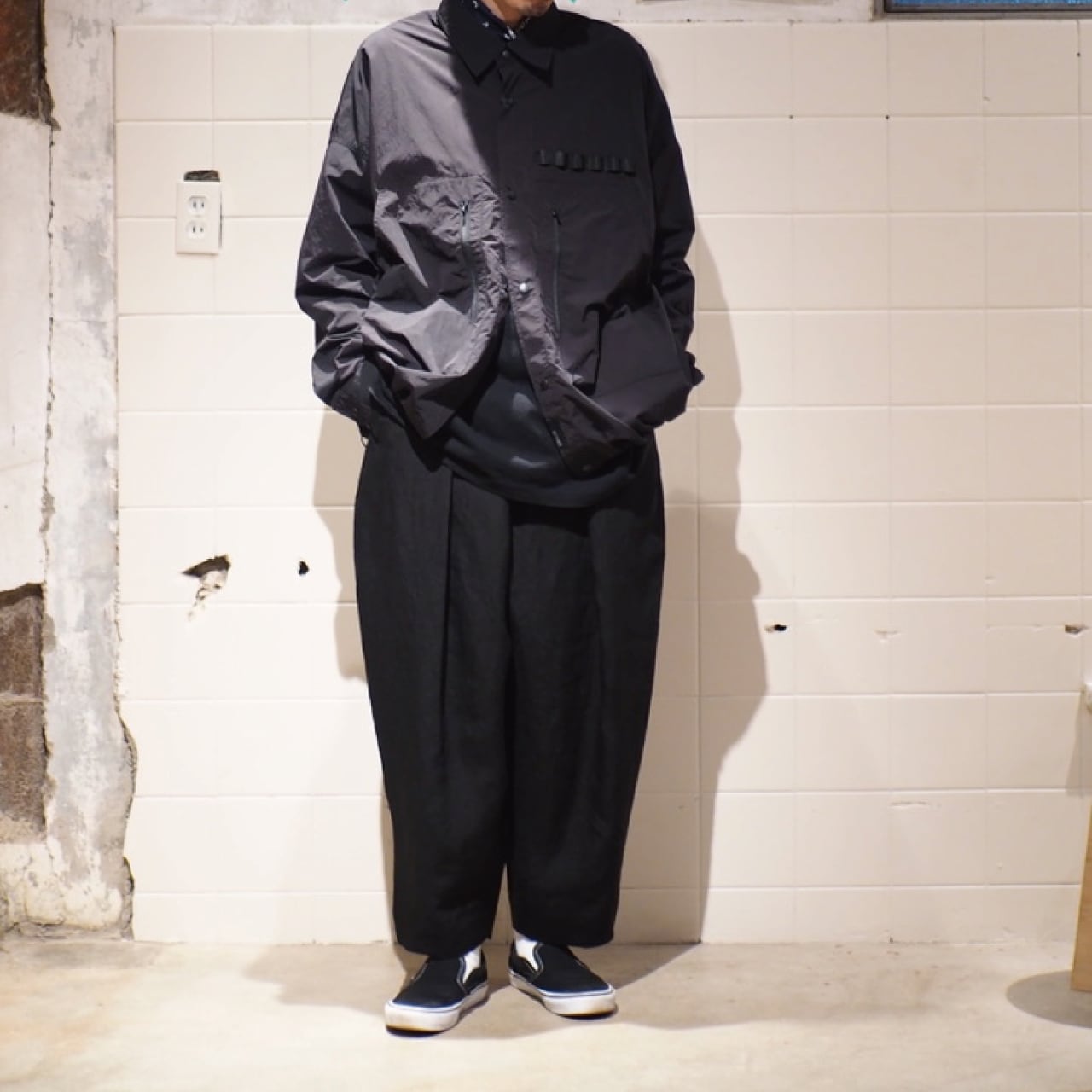WIDE TUCK EASY TROUSERS/SULFER DYED LINEN/BLACK【結-yui