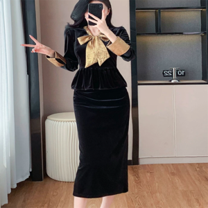 【送料無料】 ロングドレス ワンピース 衣装 ペンシルスカート マキシ ミモレ 長袖 Vネック Iライン ベロア ベルベット 厚手生地 エレガント 可愛い 大人可愛い きれいめ シンプル カジュアル シック コンサバ 華やか 大人 上品 おしゃれ お洒落 主役級 こなれ感 高見え 高級感 フェミニン 無地 冬 30代 40代 レディース 女性用 お出かけ 女子会 お呼ばれ 休日 お茶会 入学式 入園式 結婚式 二次会 パーティ 演奏会 ファッション コーデ スタイル 楽ちん 着痩せ 垢抜け 存在感