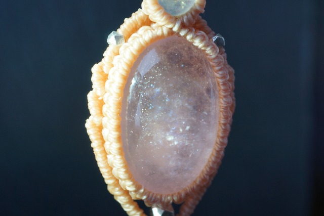 幻想的な輝き&シラー入り♦モルガナイトのマクラメネックレス【一点物】