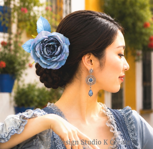ニュアンスカラー 大輪のグレイッシュブルーの薔薇 フローレス・くすみピンク・舞台映え・フラメンコ・発表会・グラデーション・髪飾り
