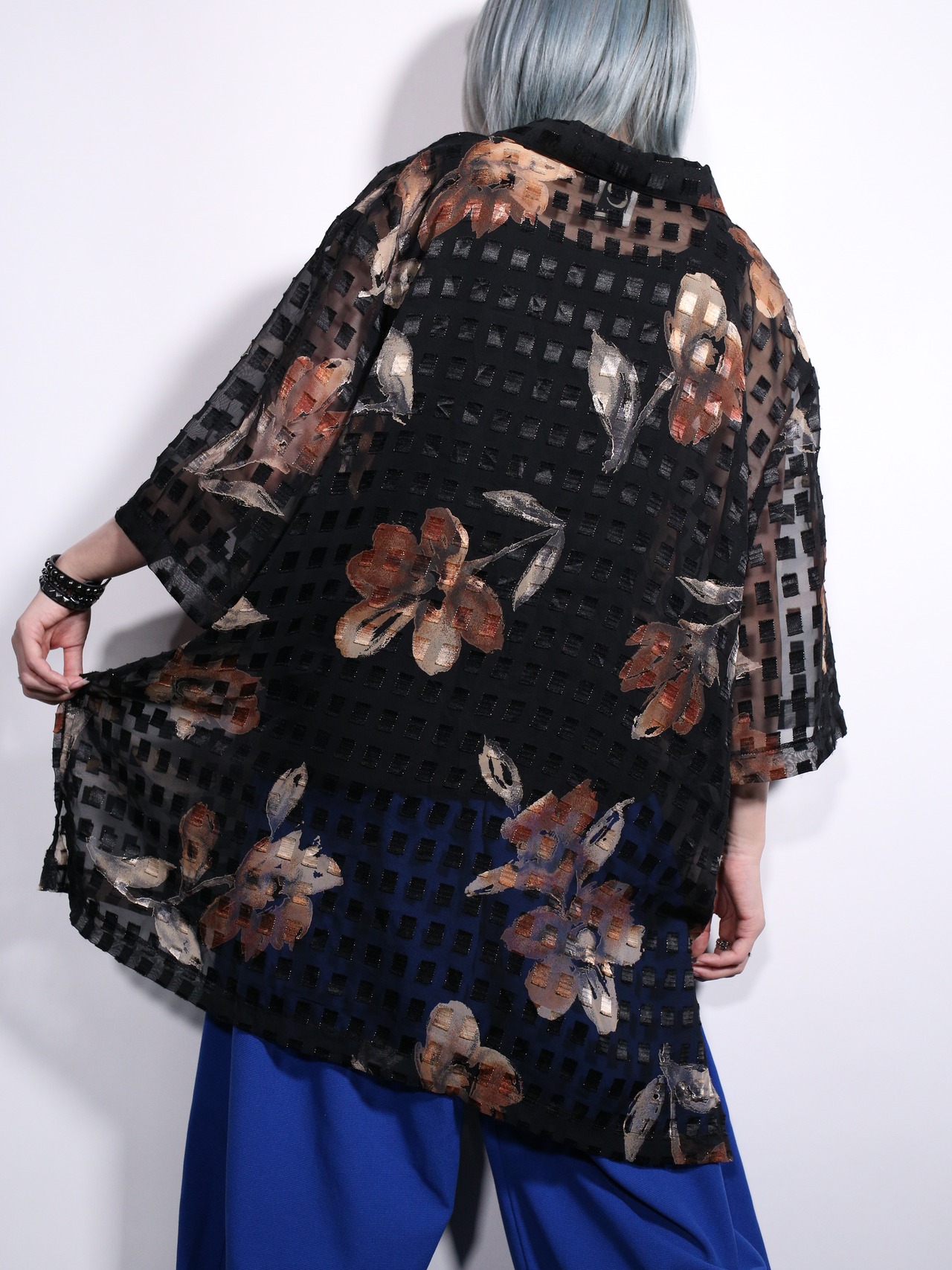 flower art graphic and many square pattern over silhouette s/s sheer shirt - 7