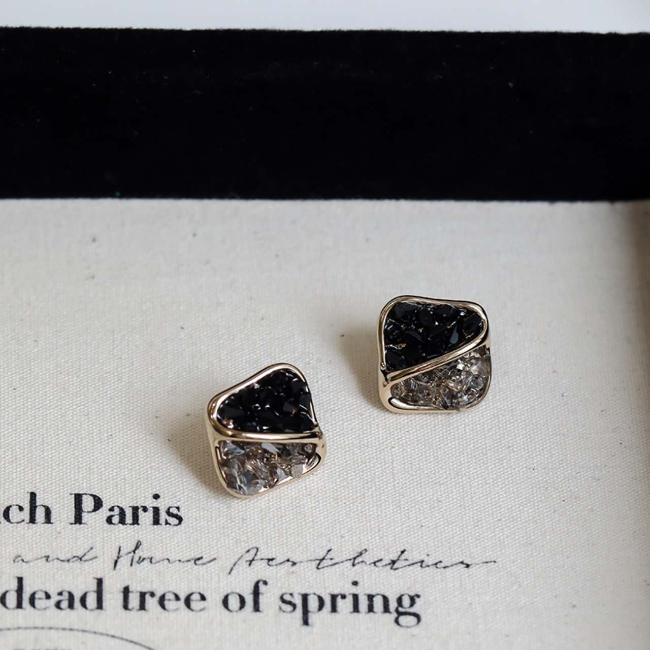 コントラストクリスタルスクエアピアス W10300