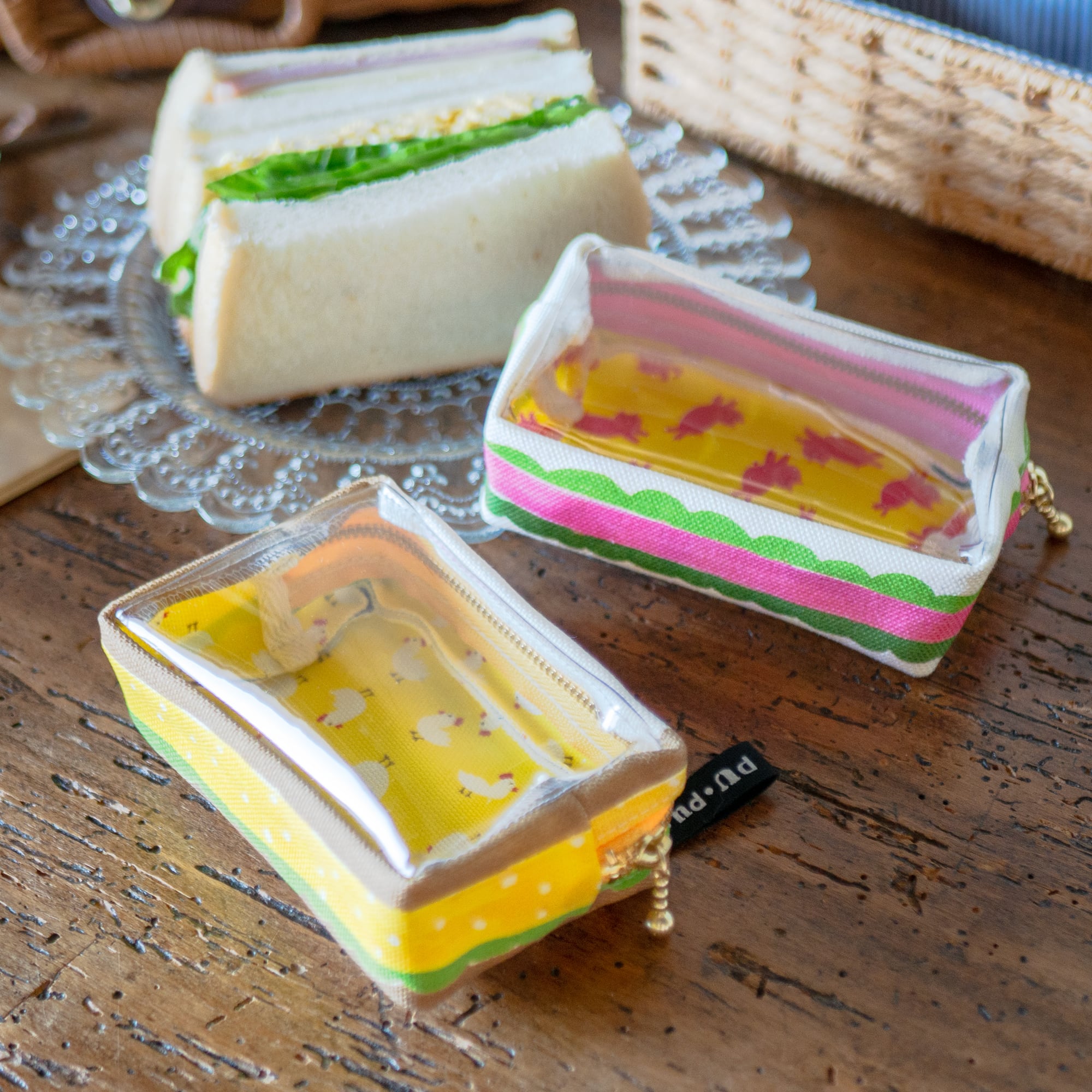 四角サンドのクリアポーチ