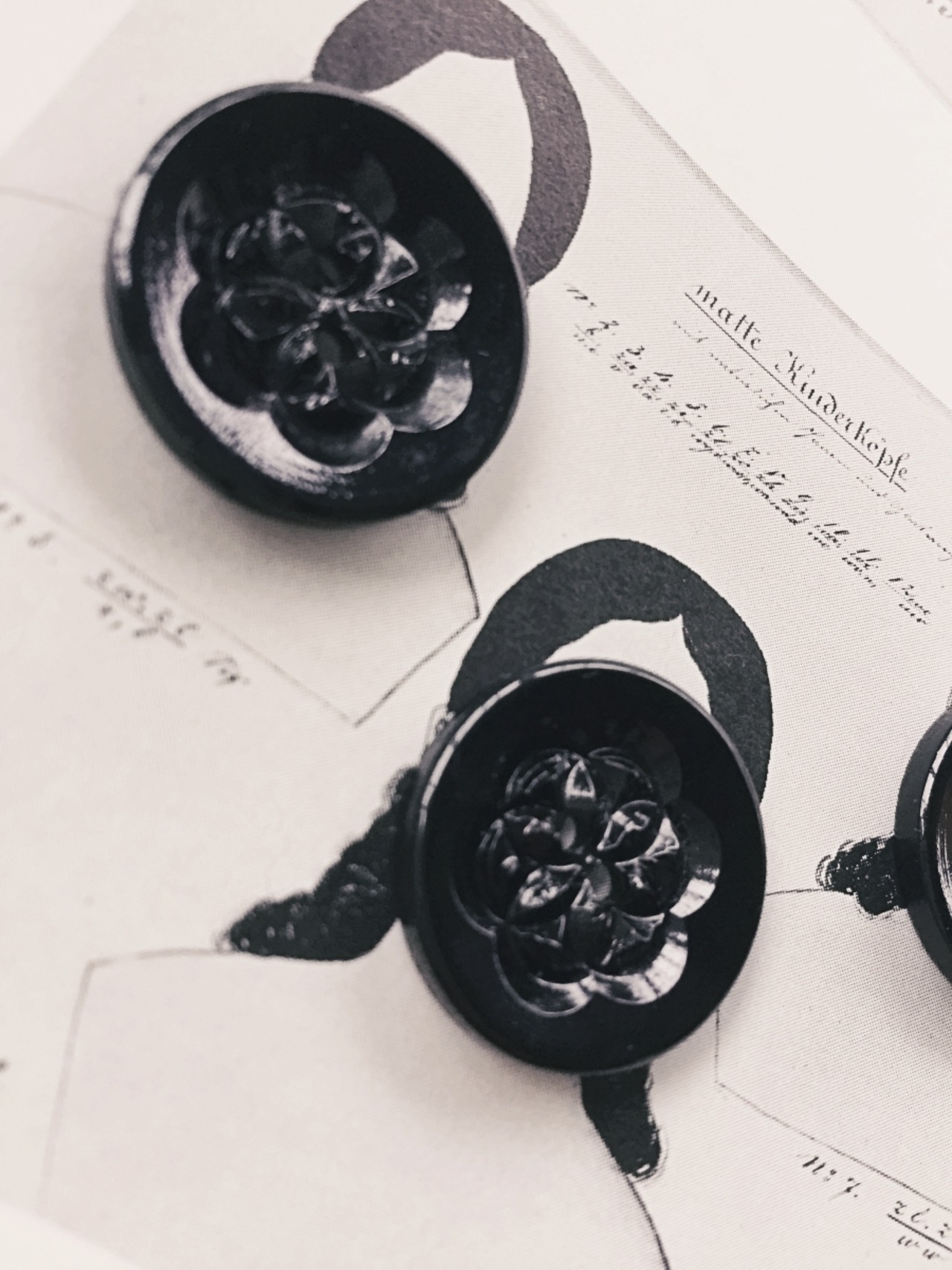 フランス 1900s 2.2c 幾何学の黒花とgalalithe製ボタンセットj アンティーク