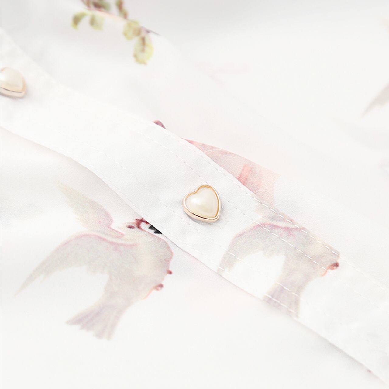 Regit 即納 Heart Button Angel Blouse 韓国服 トップス ブラウス シャツ ロリータ 透け感 シフォン素材 エンジェル 天使 総柄 女子力 森ガール 10代 代 プチプラ 春 着回し 着映え 映える ネット通販 Ttb030 Regit