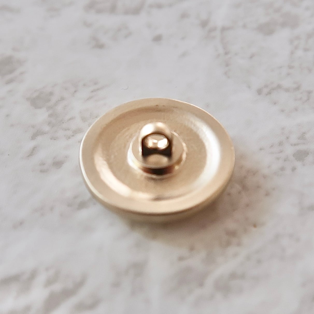 VINTAGE CHANEL BUTTON】アンティーク レリーフ ゴールドボタン 16mm C