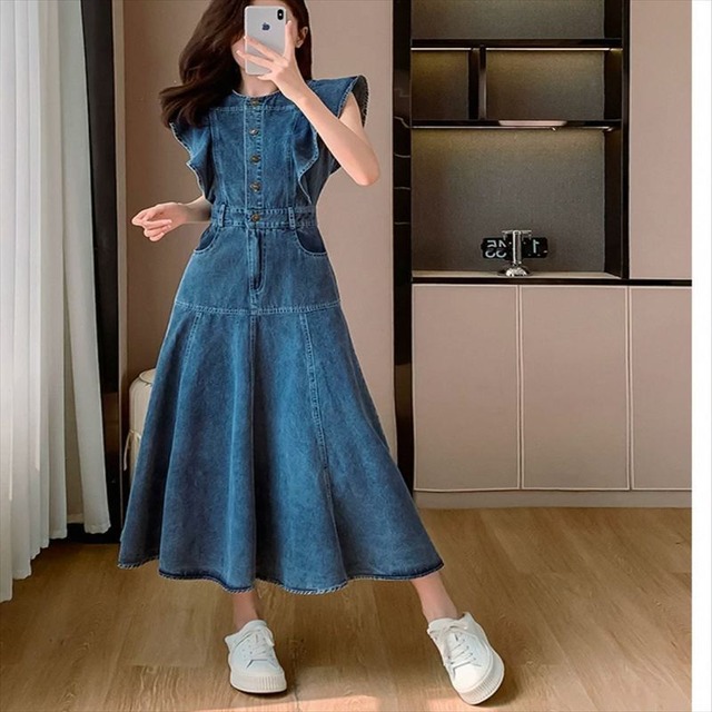 【送料無料】 ロングワンピ ひざ丈 ノースリーブ Aライン フレア プルオーバー ボタン フリル 薄手生地 デニム エレガント 可愛い 大人可愛い きれいめ シンプル カジュアル シック コンサバ 華やか 大人 上品 おしゃれ お洒落 主役級 こなれ感 高級感 ガーリー 無地 春 夏 レディース 女性用 20代 30代 デート お出かけ 女子会 お呼ばれ 休日 お茶会 授業参観 普段使い ファッション 体型カバー 定番 着痩せ 垢抜け ブルー 大人カラー