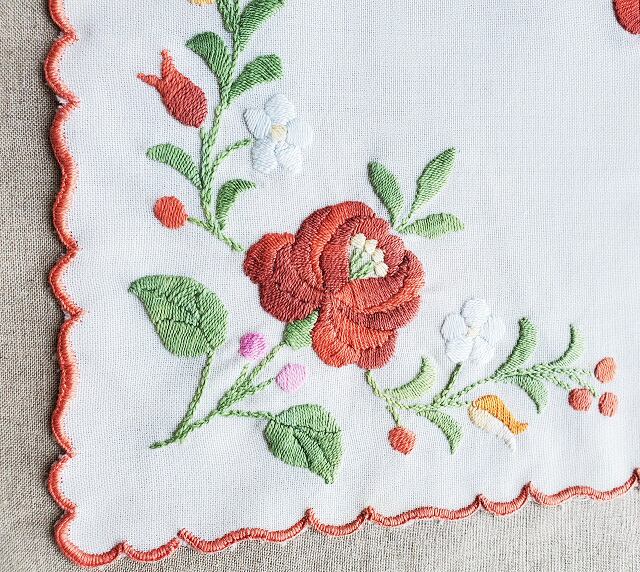 ハンガリー刺繍 カロチャ刺繍 赤とピンクの薔薇 KAL20010