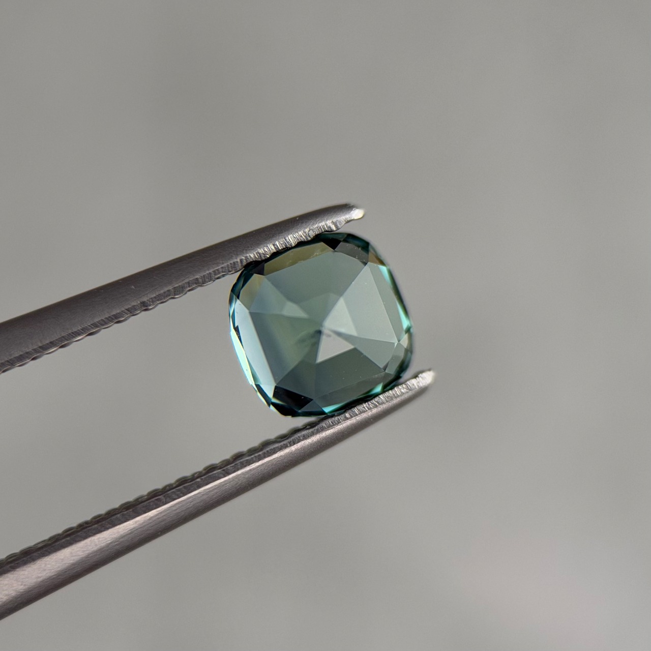 グリーントルマリン クッションカット 5.0x4.9mm, 0.70ct, アフガニスタン産