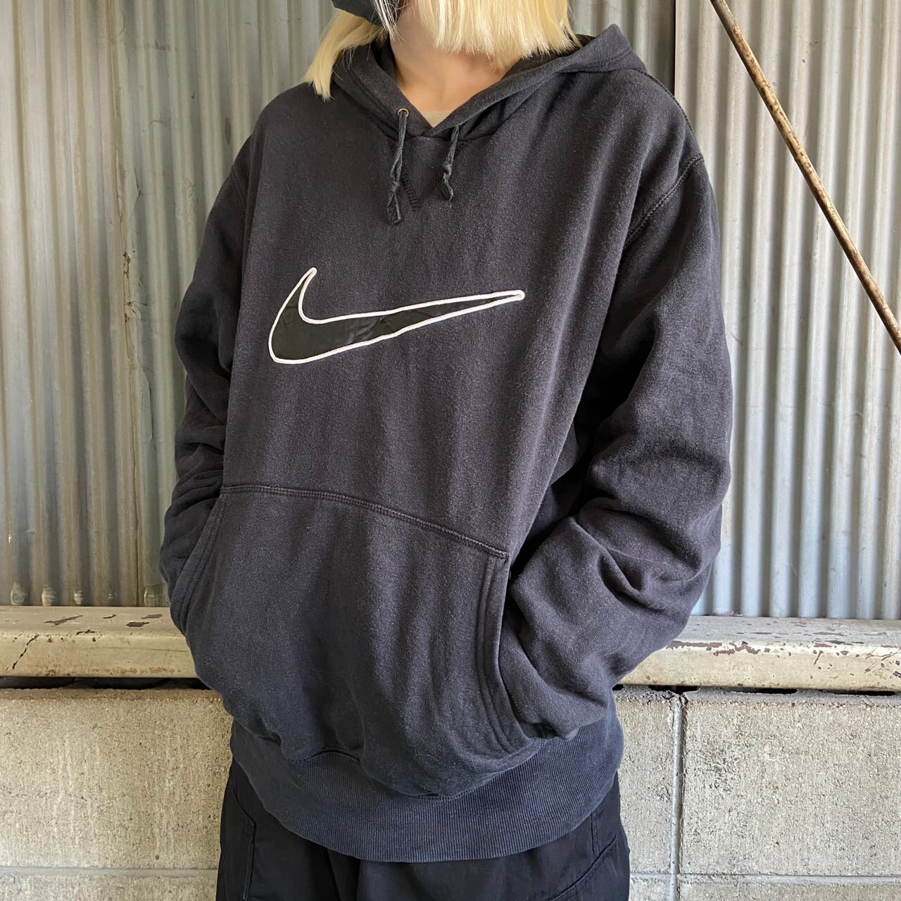 NIKE ナイキ ウォッシュロゴ ビッグロゴ 刺繍 プルオーバーパーカー 