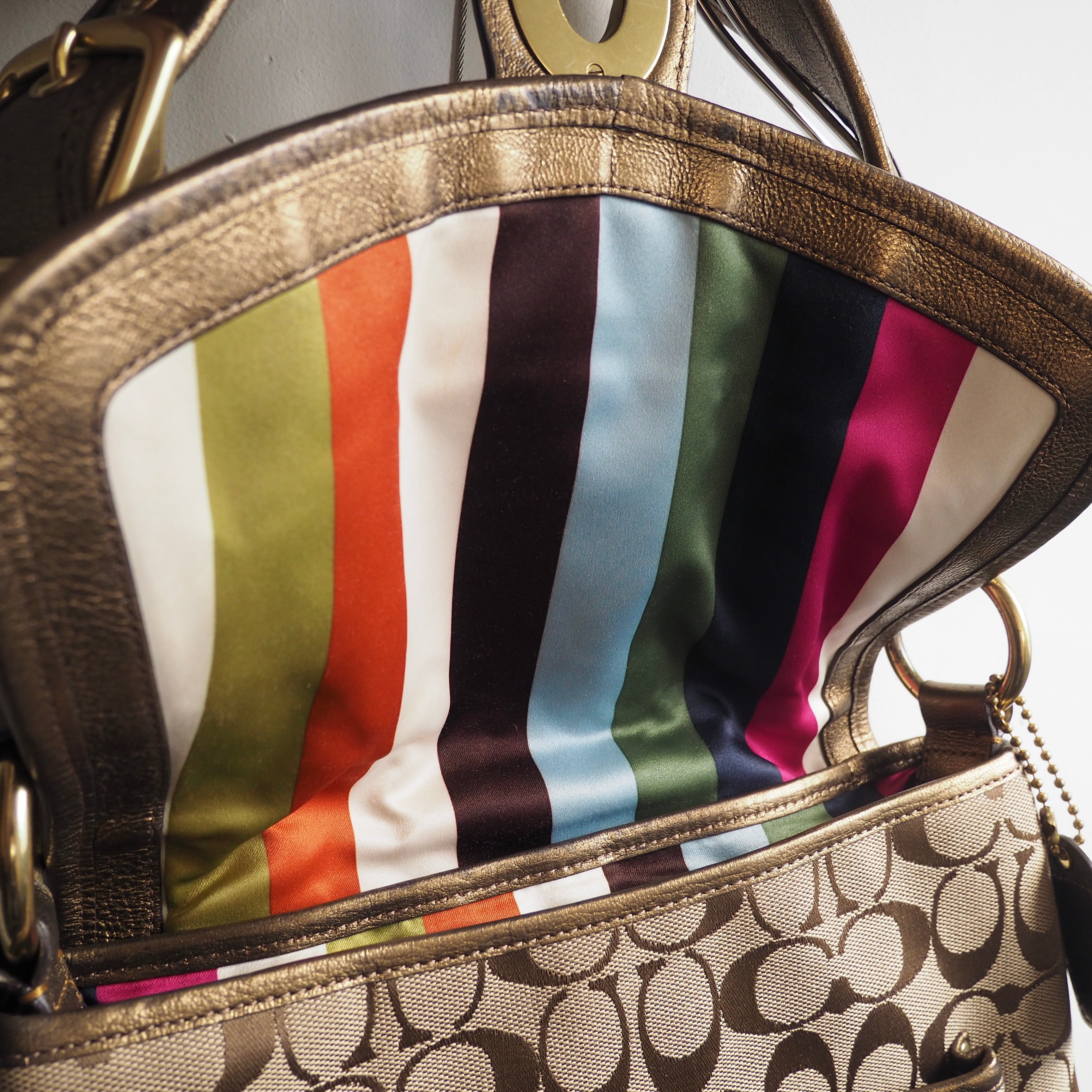 ” Coach ” Gold paint coating × signature textile Hand Bag