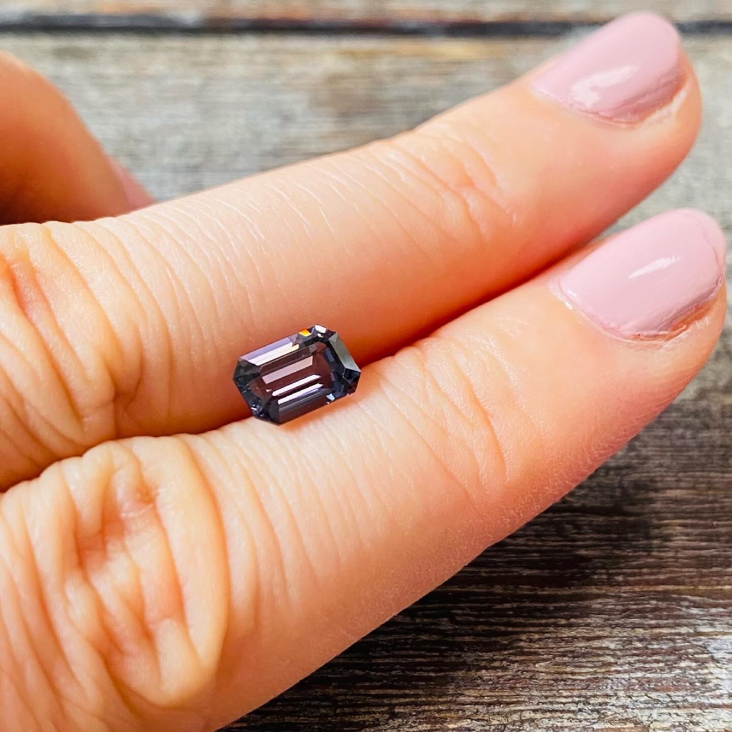 シャープなブルーグレースピネル