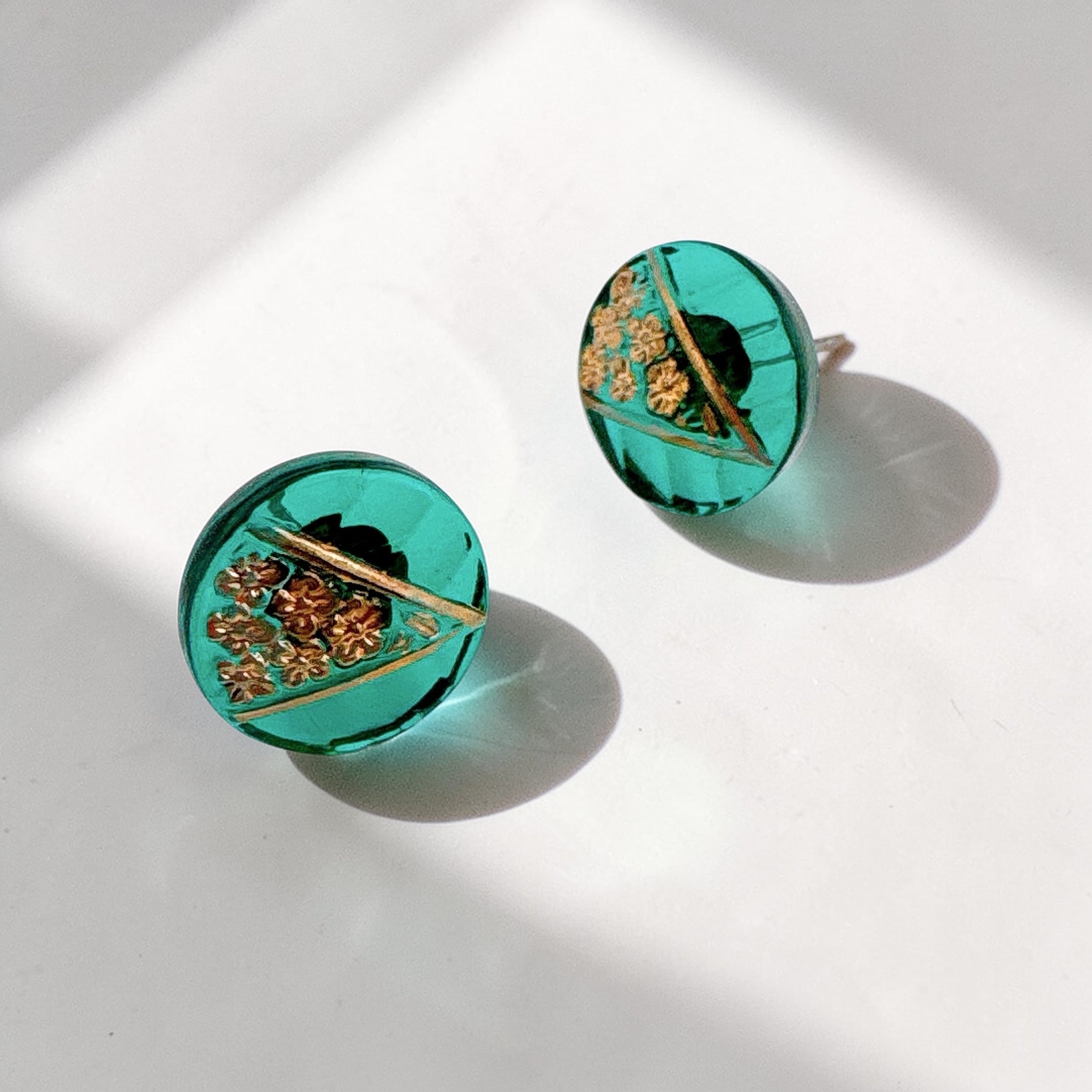 翠彩の冠 -Emerald Tones Crown-|チェコガラスのピアス|ギフトBOX付